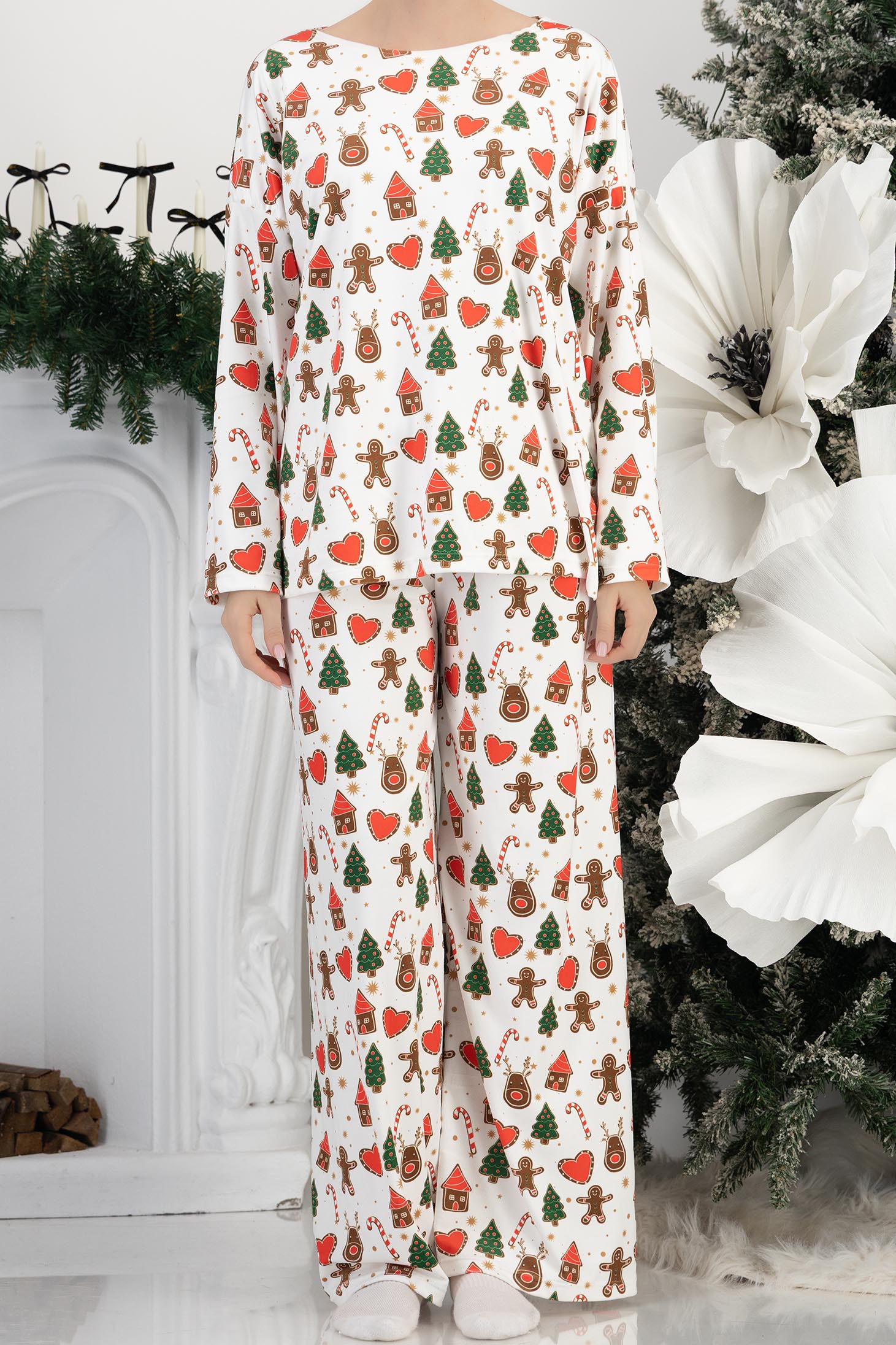 Pijama pufoasa din viscoza alba imprimata festiv cu un croi larg si elastic in talie 7 - StarShinerS.ro