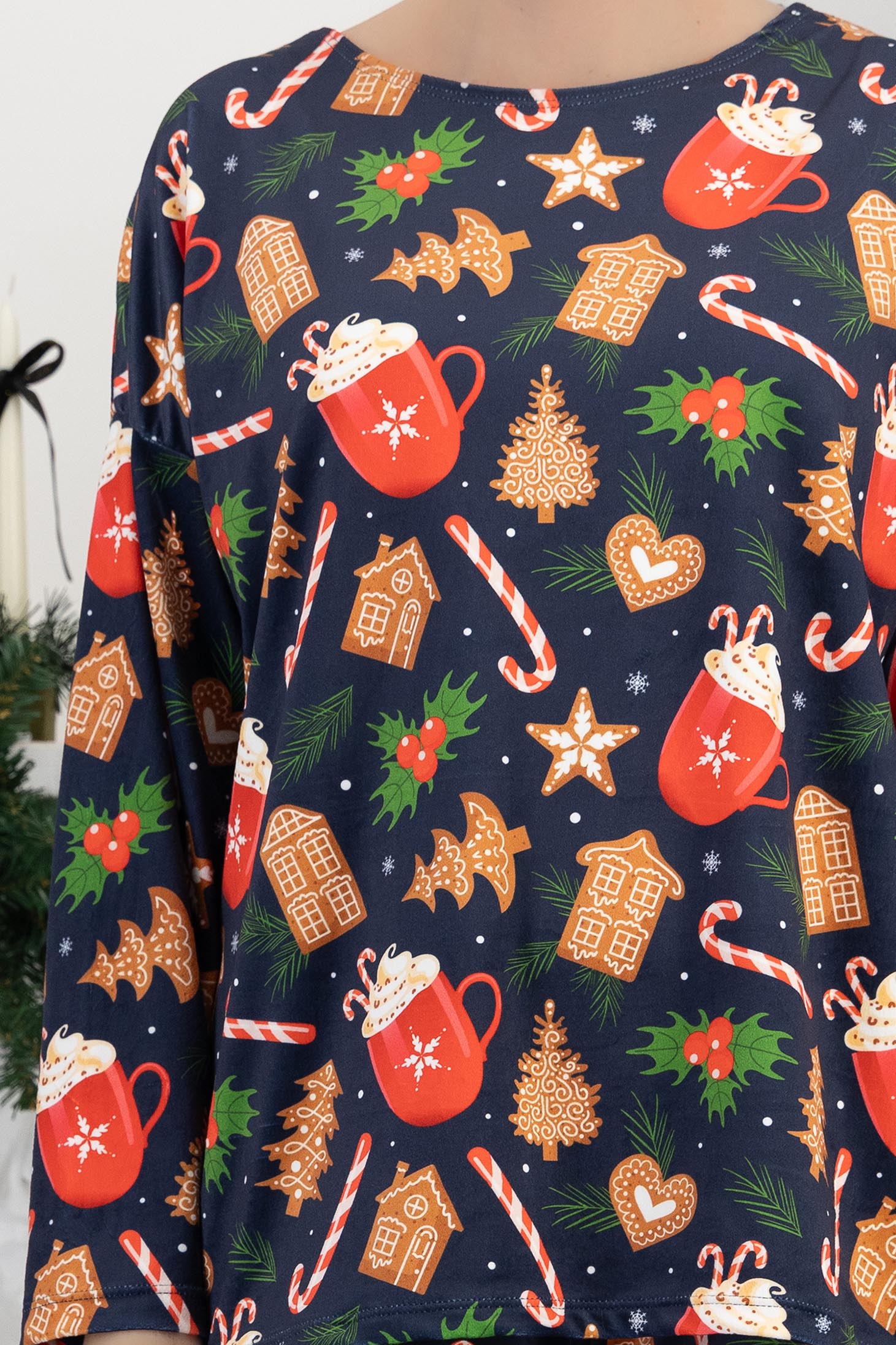 Pijama pufoasa din viscoza bleumarin imprimata festiv cu un croi larg si elastic in talie 4 - StarShinerS.ro