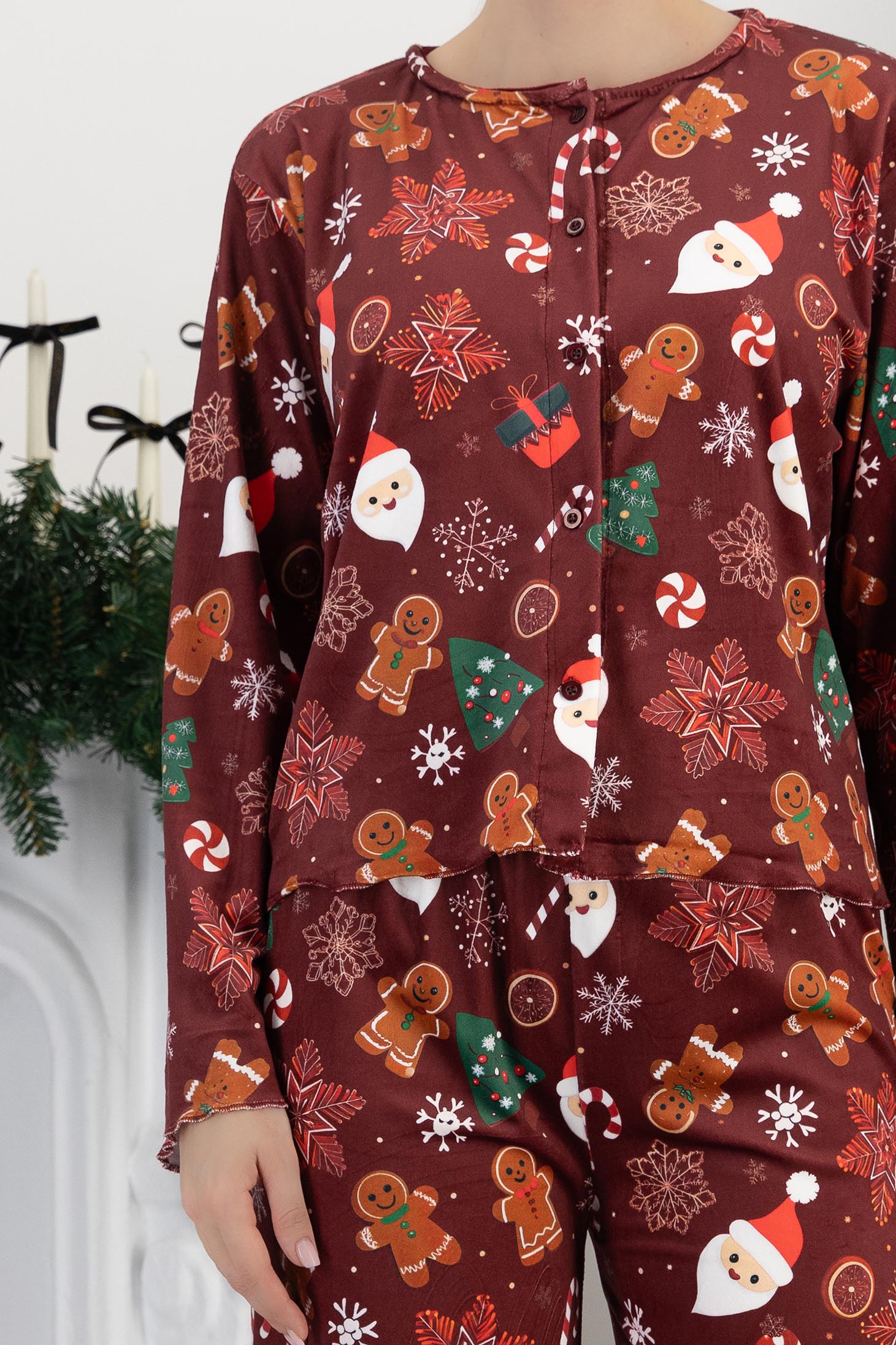 Pijama pufoasa din viscoza maro-inchis cu un croi larg si nasturi imprimata festiv 4 - StarShinerS.ro