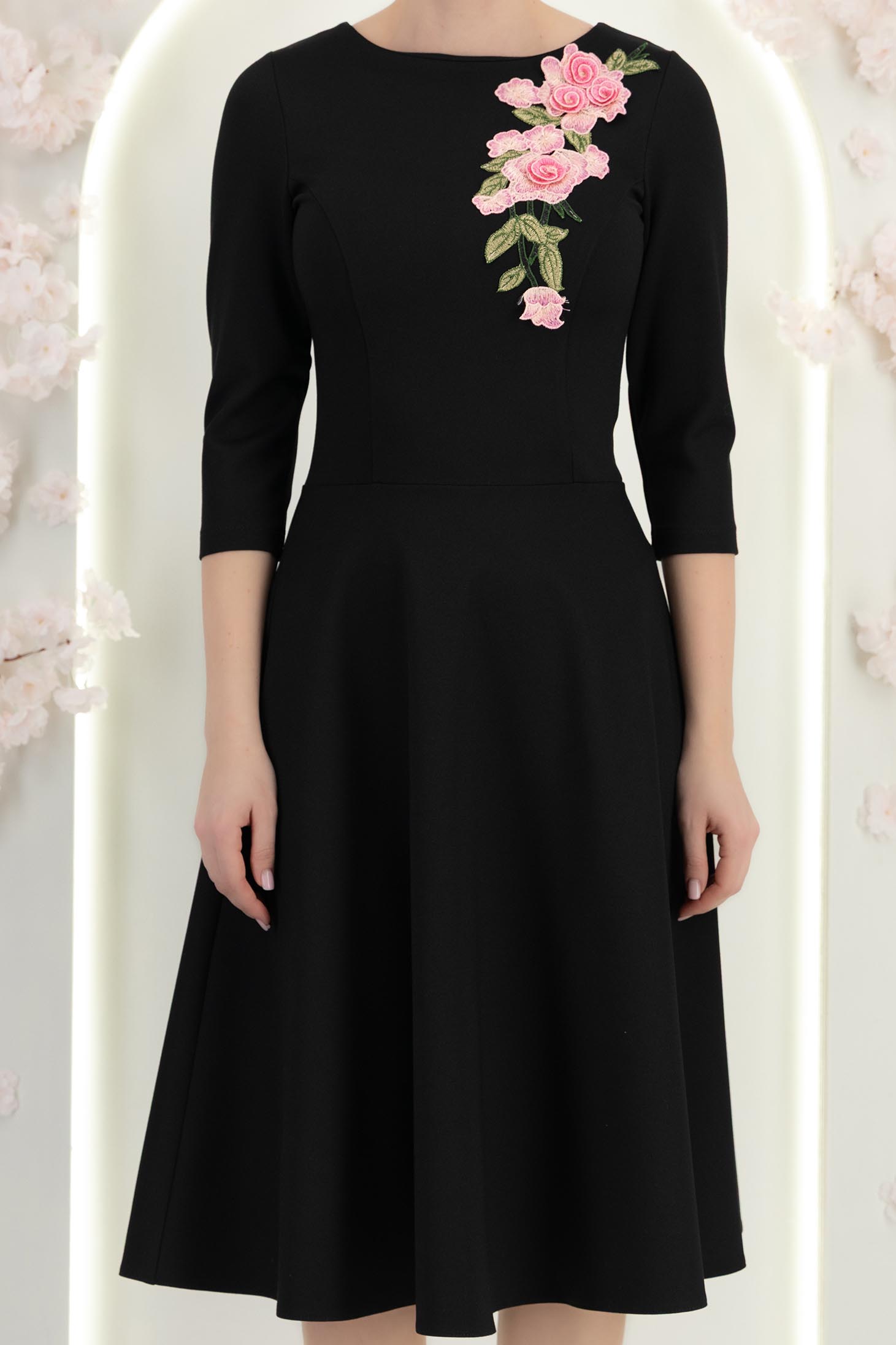 Fekete, finom kötött midi A-vonalú ruha virágos hímzéssel 5 - StarShinerS.hu