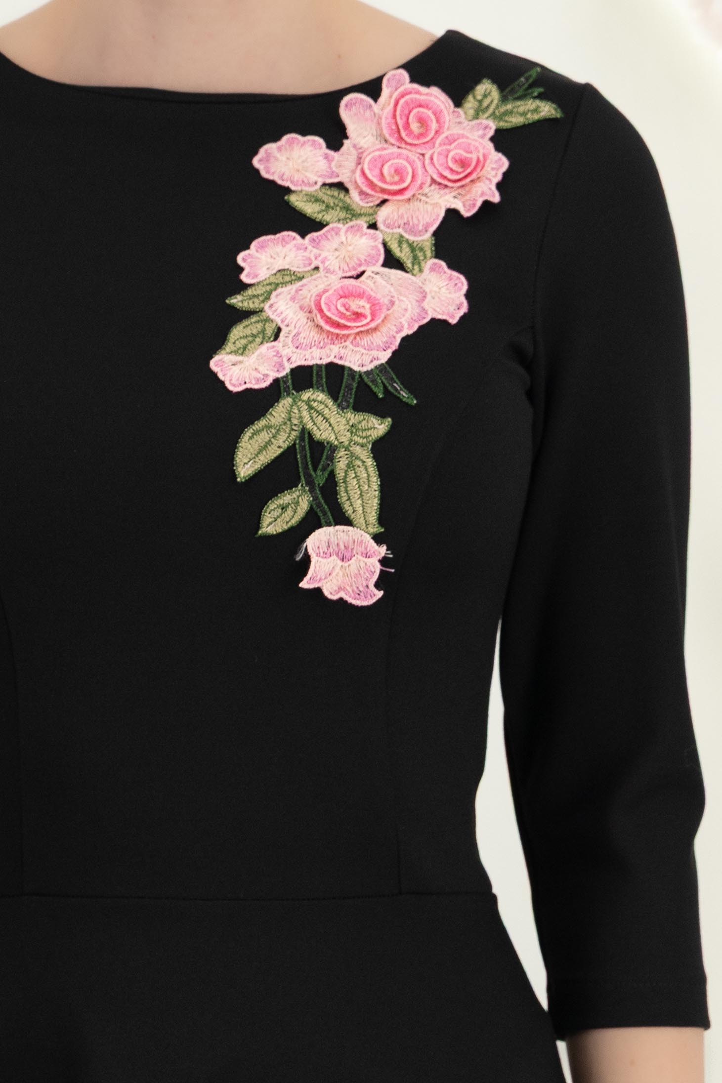 Fekete, finom kötött midi A-vonalú ruha virágos hímzéssel 4 - StarShinerS.hu