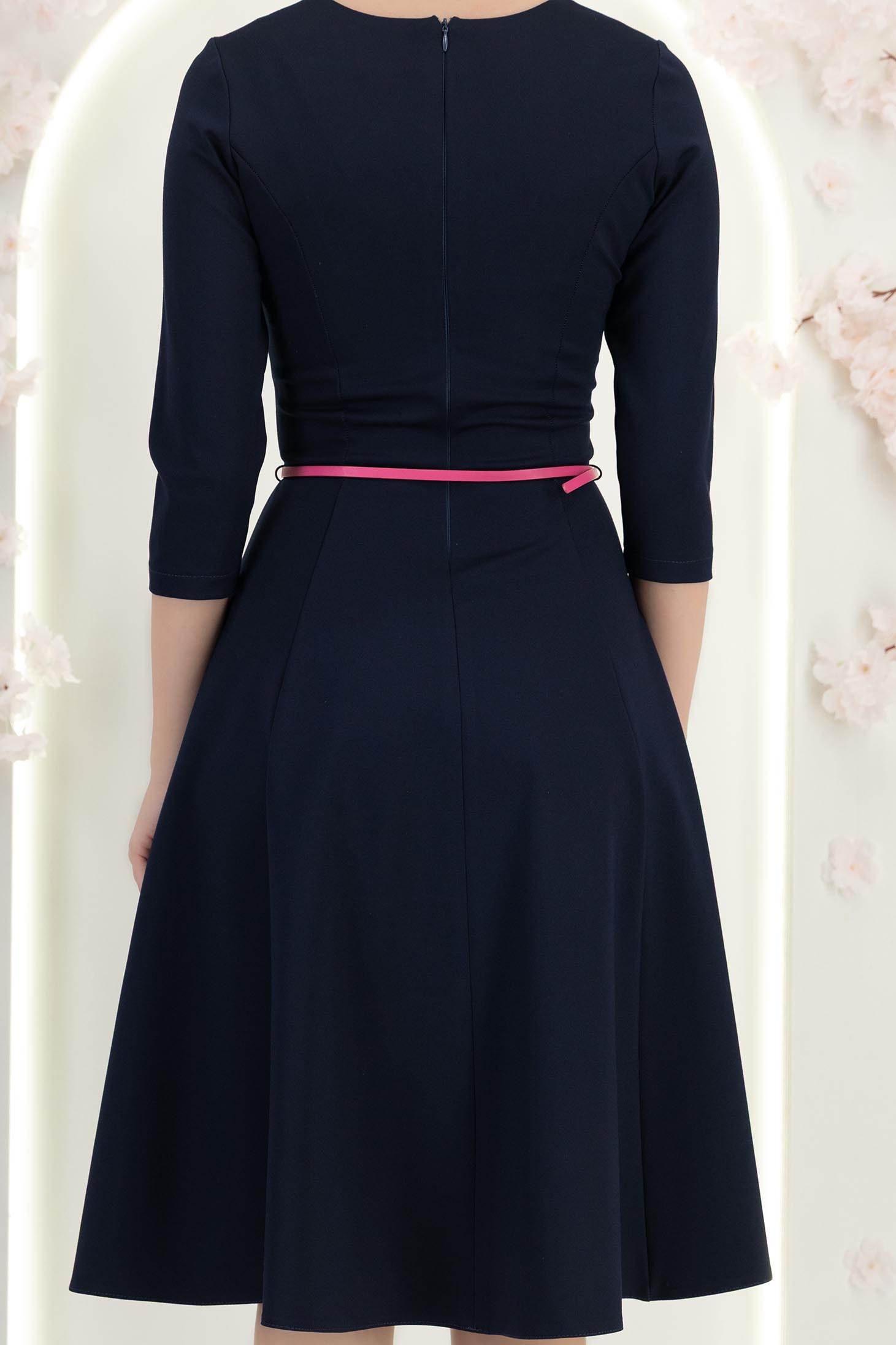 Rochie bleumarin din punto midi in clos cu accesoriu tip curea 7 - StarShinerS.ro