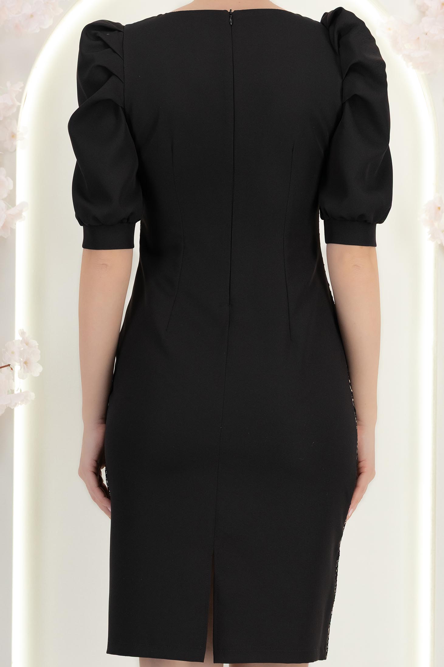 Térdig érő, fekete szövet ceruzaruha puffos ujjakkal és csipkével - StarShinerS 6 - StarShinerS.hu