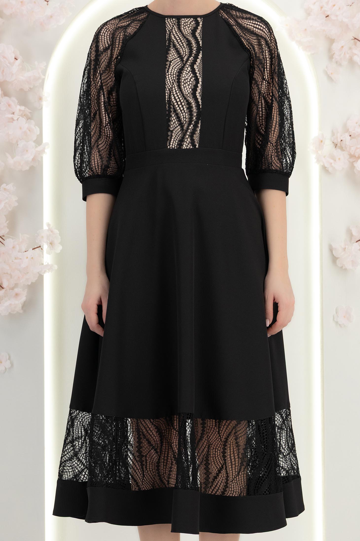 Fekete, midi hosszúságú szövetruha harangszabással és csipkeapplikációkkal - StarShinerS 5 - StarShinerS.hu