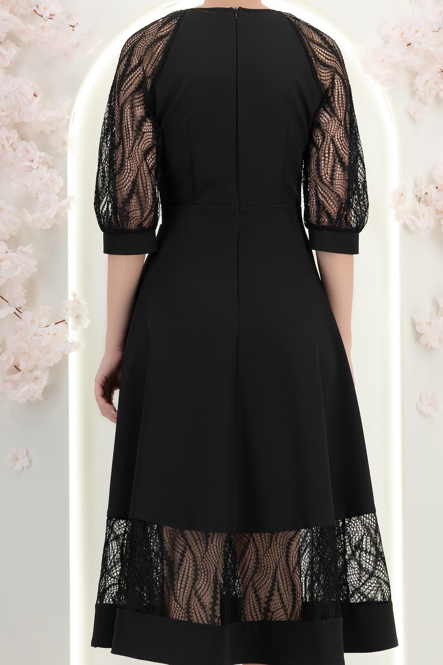 Fekete, midi hosszúságú szövetruha harangszabással és csipkeapplikációkkal - StarShinerS 6 - StarShinerS.hu