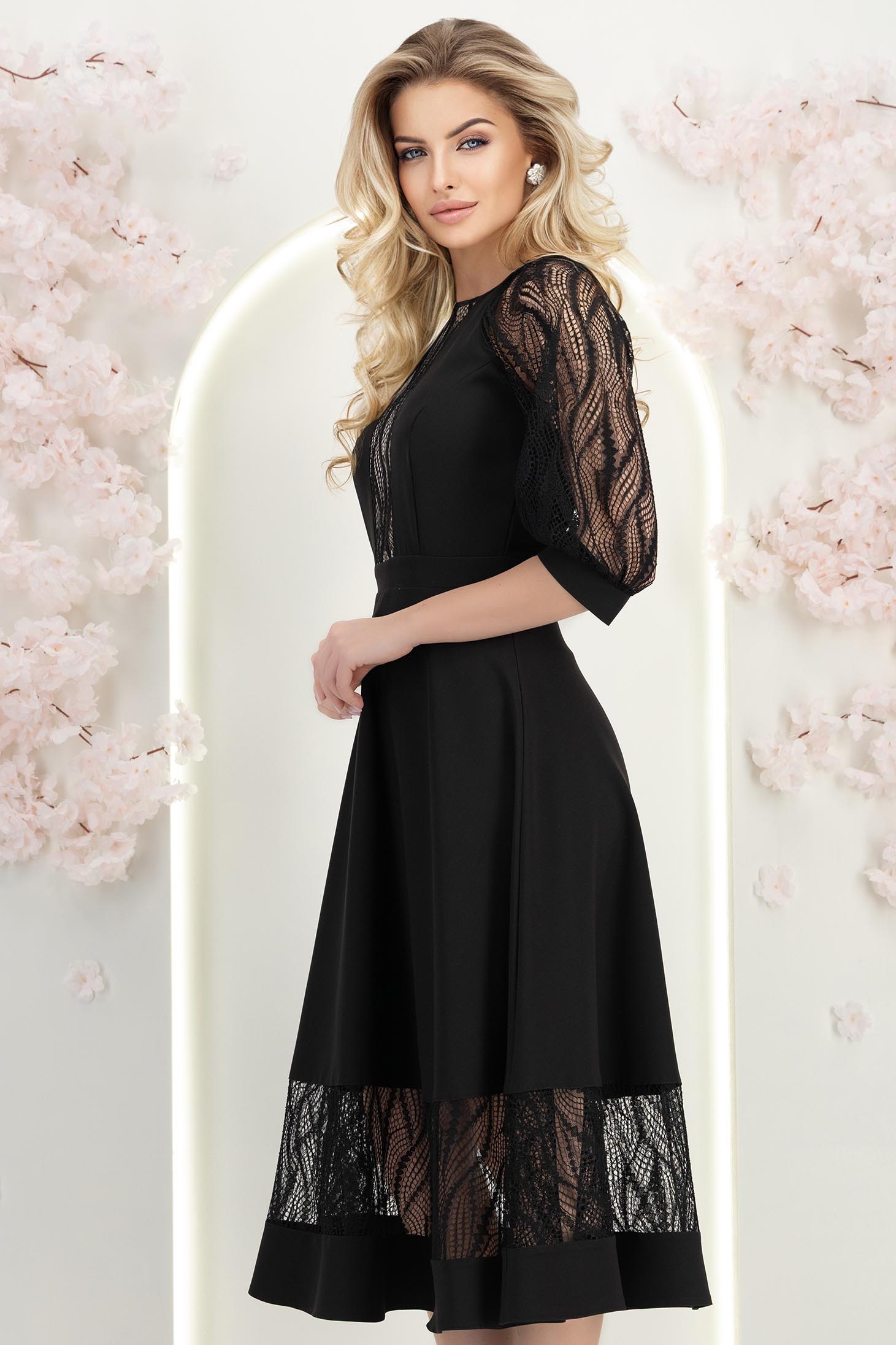 Fekete, midi hosszúságú szövetruha harangszabással és csipkeapplikációkkal - StarShinerS 3 - StarShinerS.hu