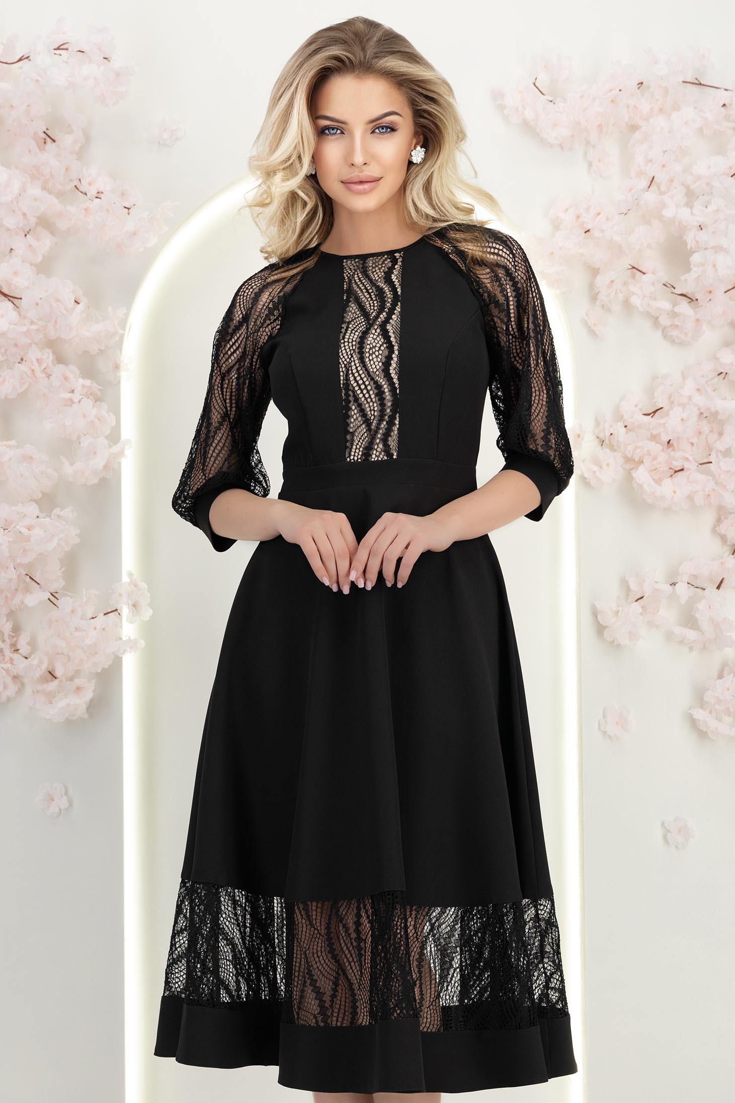 Fekete, midi hosszúságú szövetruha harangszabással és csipkeapplikációkkal - StarShinerS 2 - StarShinerS.hu