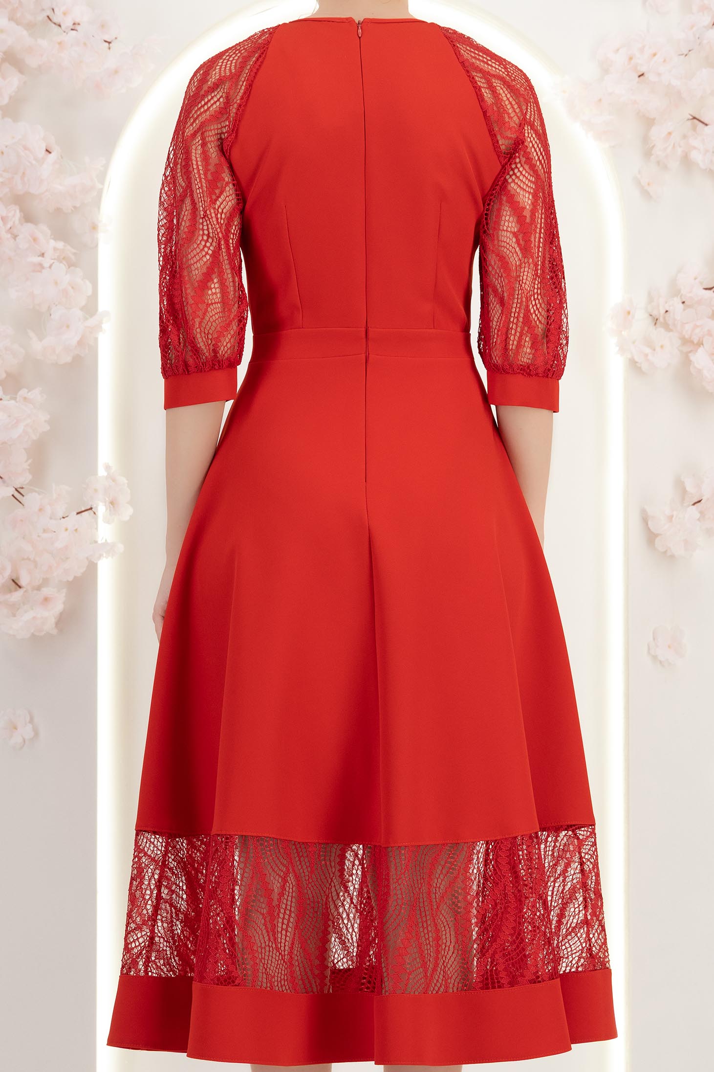 Piros midi hosszúságú szövetruha harangszabással és csipkeapplikációkkal - StarShinerS 6 - StarShinerS.hu