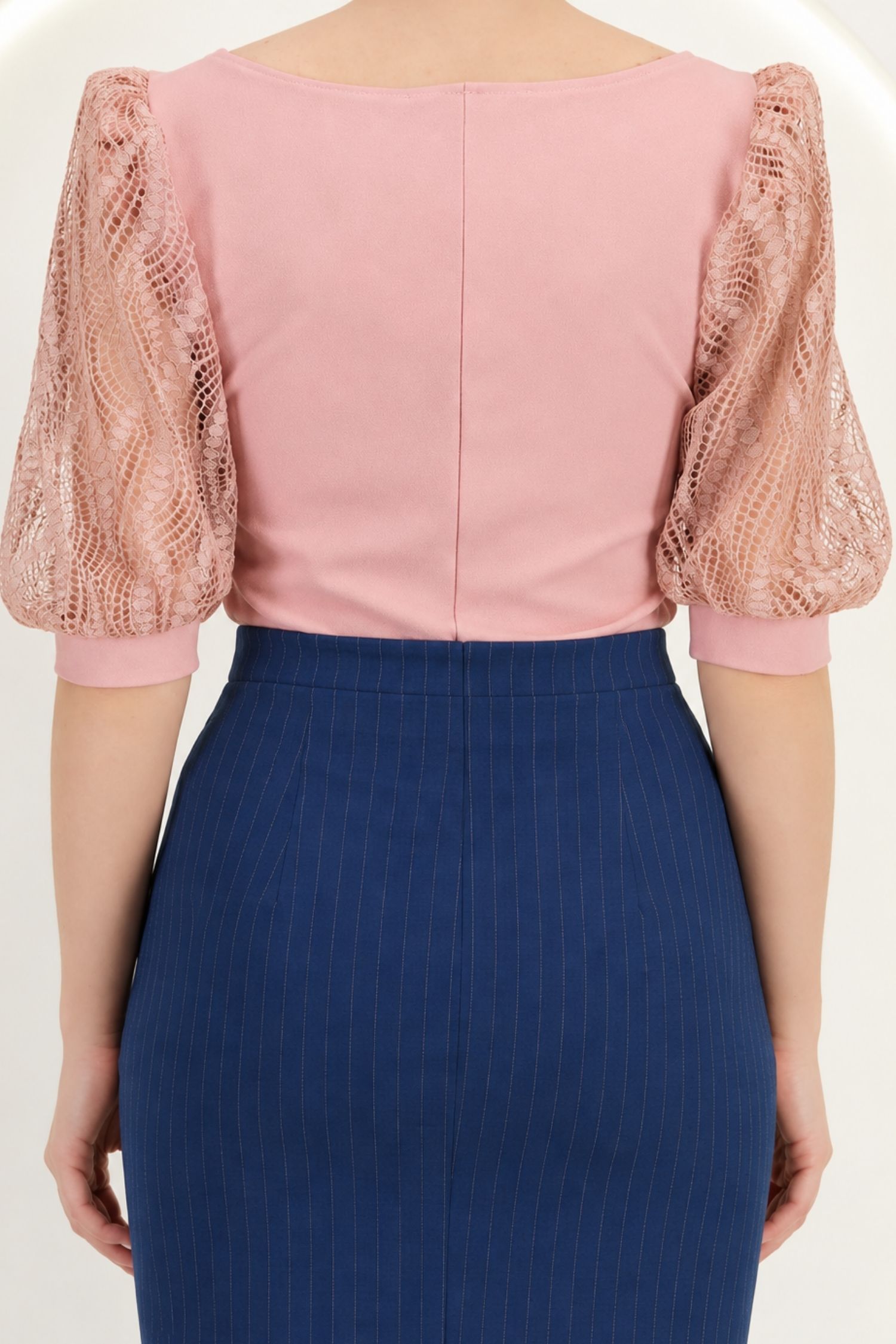 Bluza din crep roz pudra mulata cu maneci trei-sferturi din dantela - StarShinerS 5 - StarShinerS.ro