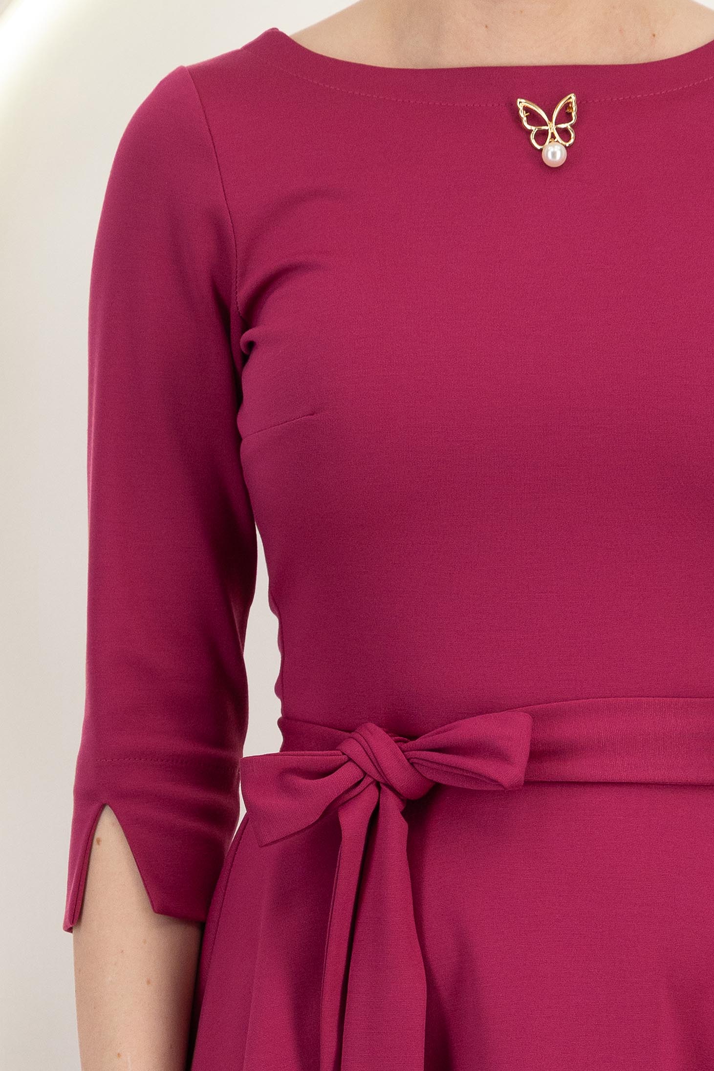 Málnapiros jersey ruha, midi hosszúságú, bő szabású, brosstűvel díszítve - StarShinerS 5 - StarShinerS.hu