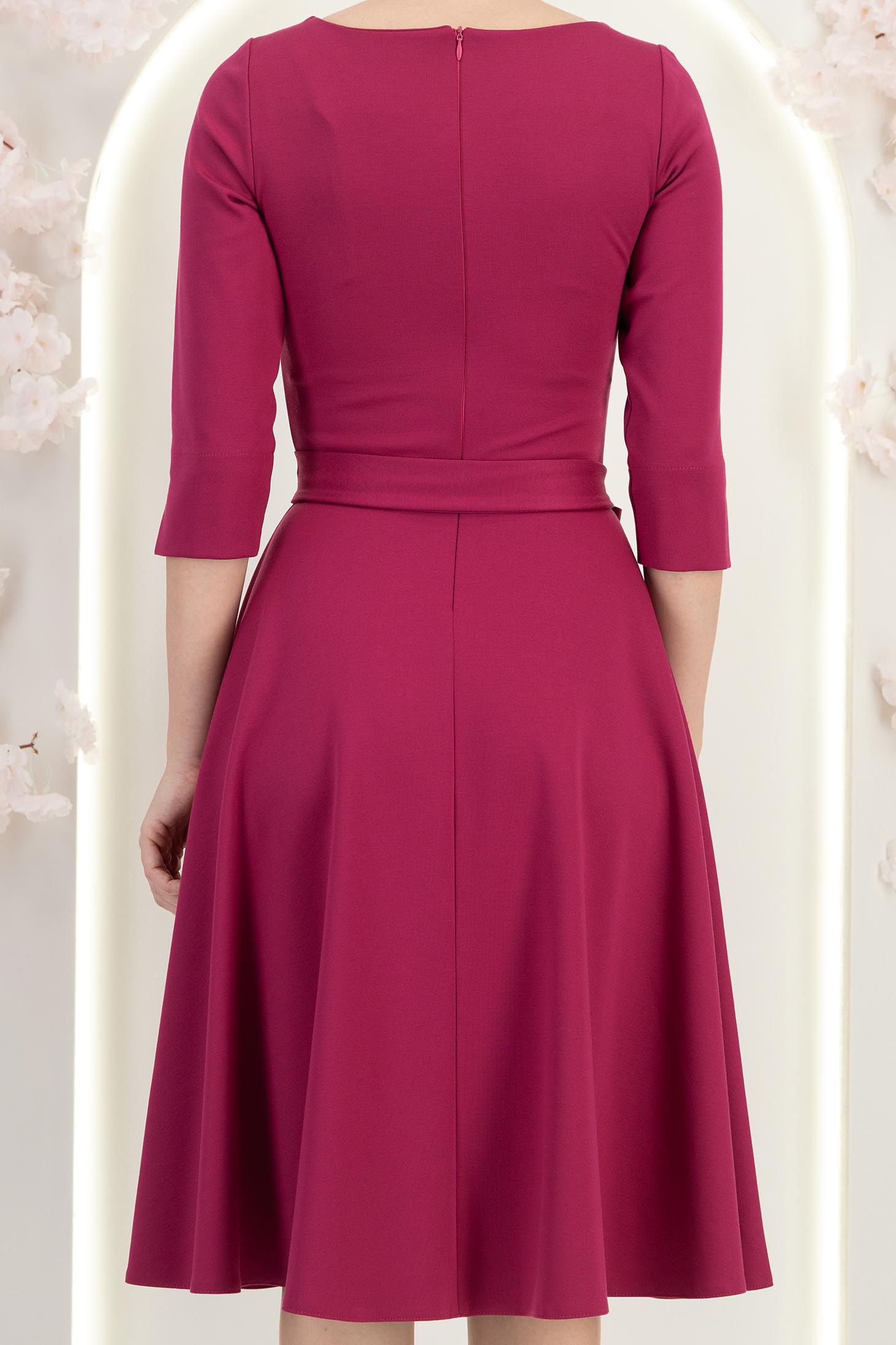 Málnapiros jersey ruha, midi hosszúságú, bő szabású, brosstűvel díszítve - StarShinerS 6 - StarShinerS.hu