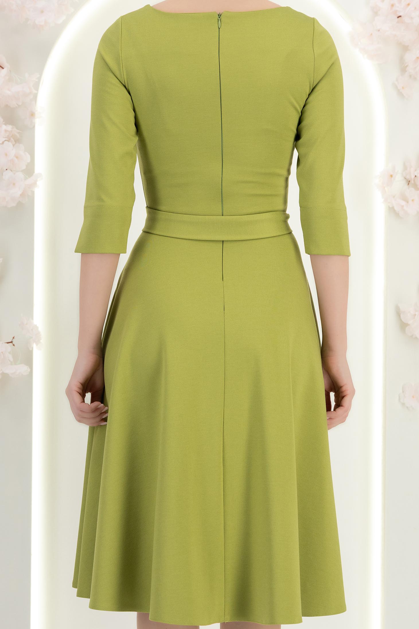 Rochie din jersey verde-deschis midi in clos accesorizata cu brosa - StarShinerS 7 - StarShinerS.ro