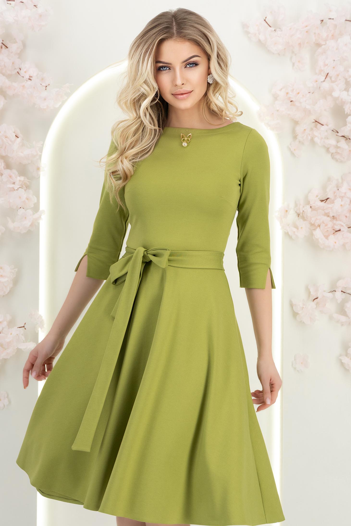 StarShinerS.ro Rochie din jersey verde-deschis midi in clos accesorizata cu brosa - StarShinerS