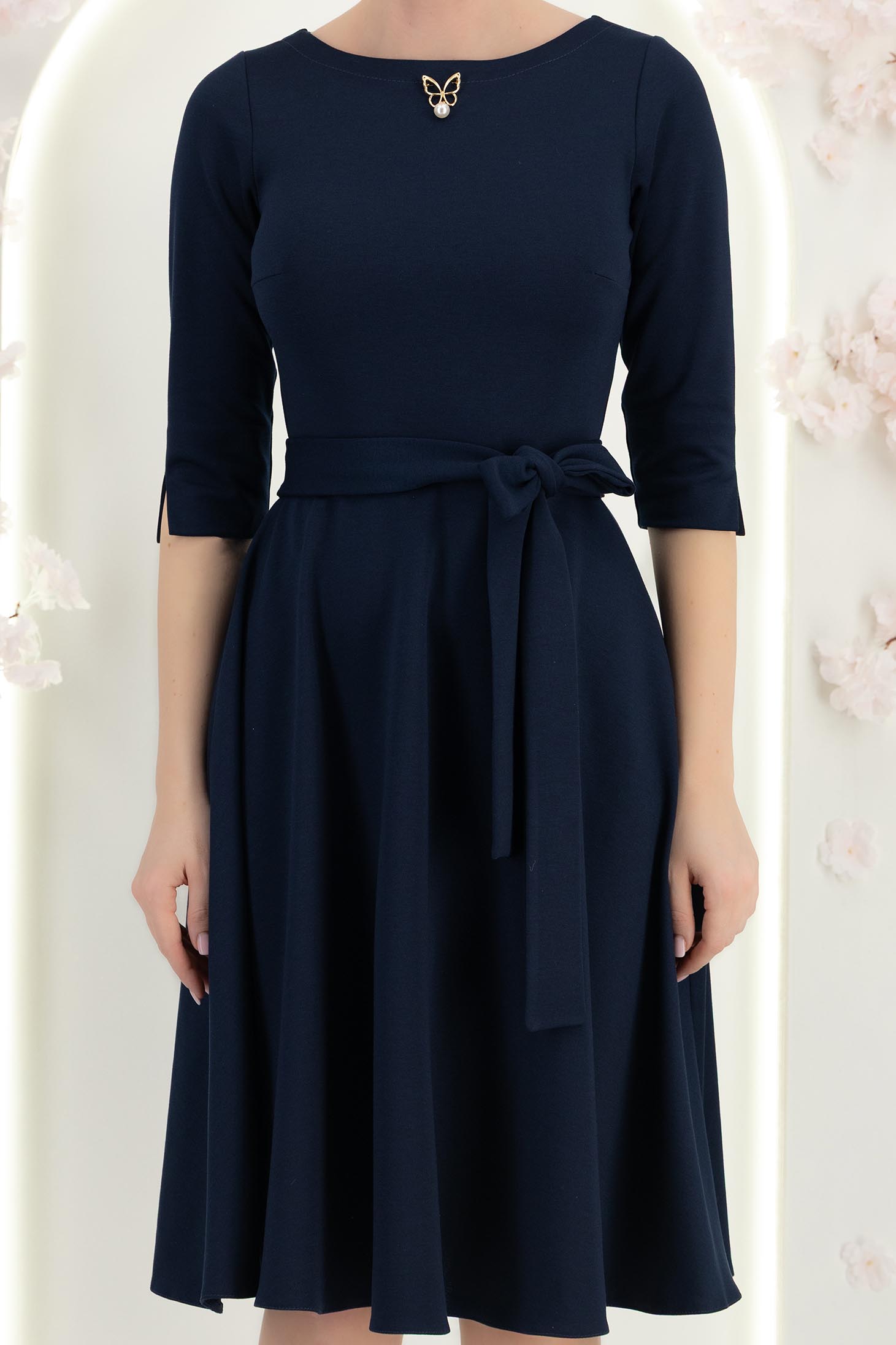 Rochie din jersey bleumarin midi in clos accesorizata cu brosa - StarShinerS 6 - StarShinerS.ro