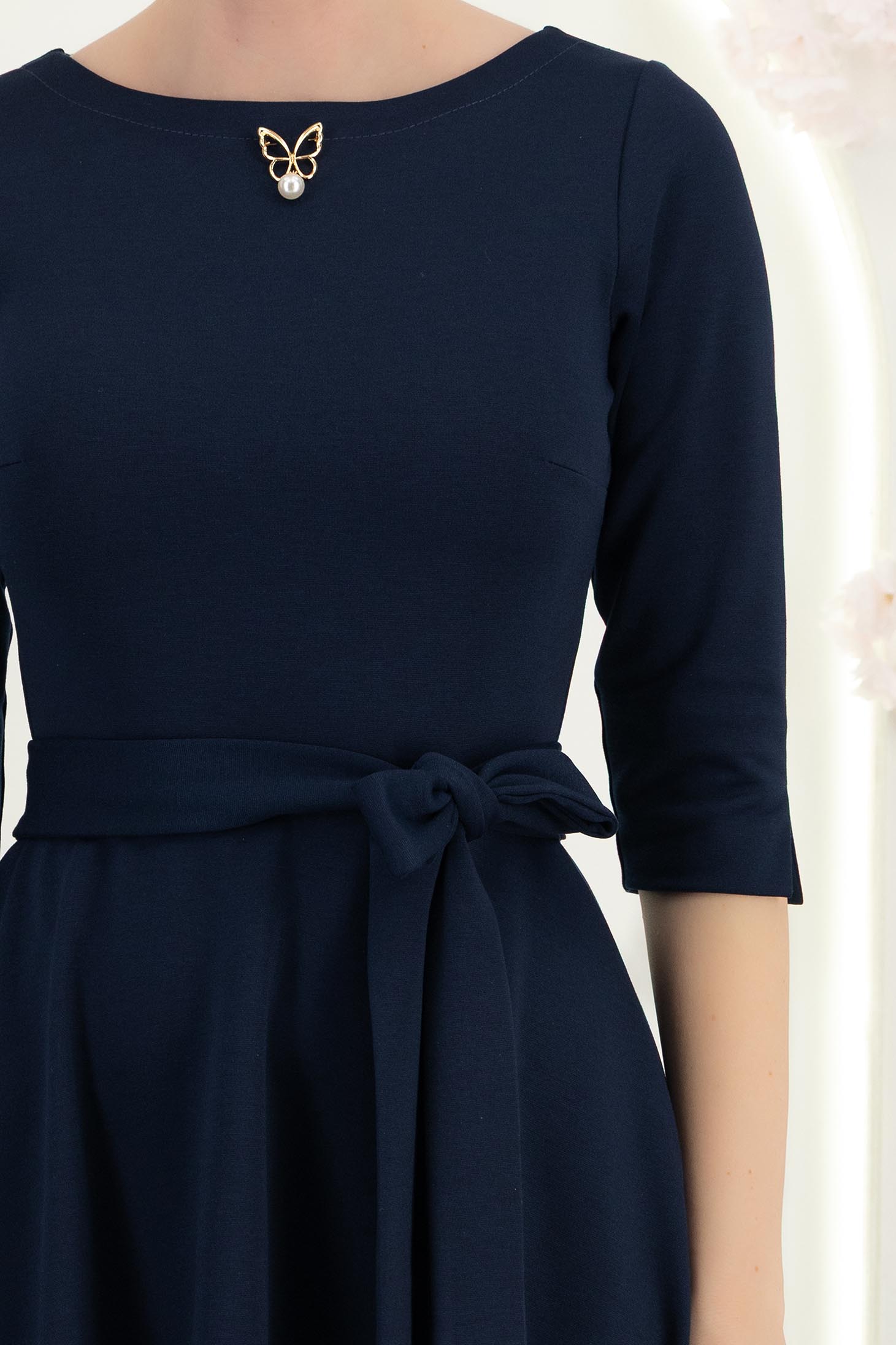 Rochie din jersey bleumarin midi in clos accesorizata cu brosa - StarShinerS 5 - StarShinerS.ro