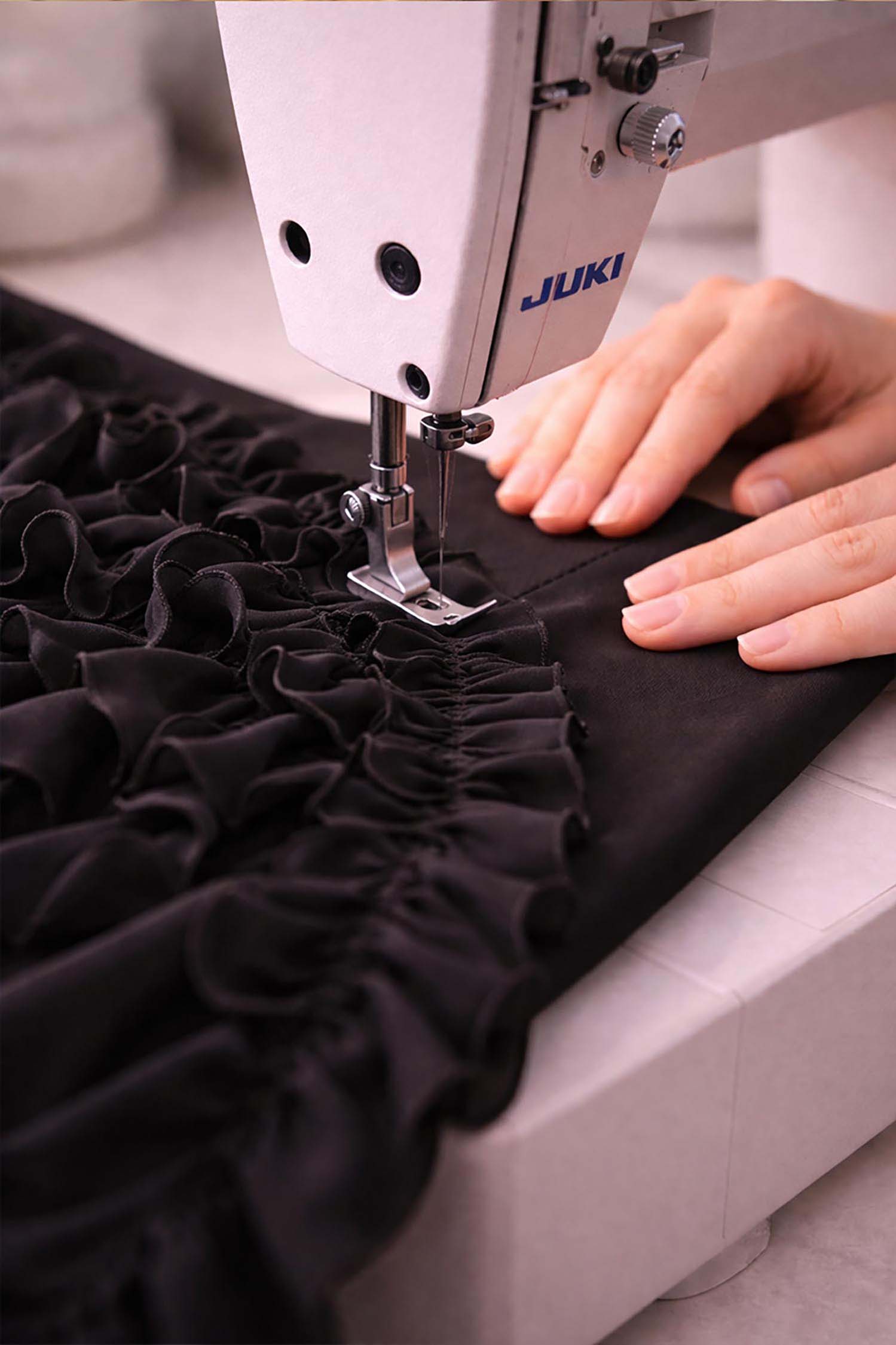 Bluza dama din material fluid neagra cu croi larg si volanase - StarShinerS 6 - StarShinerS.ro