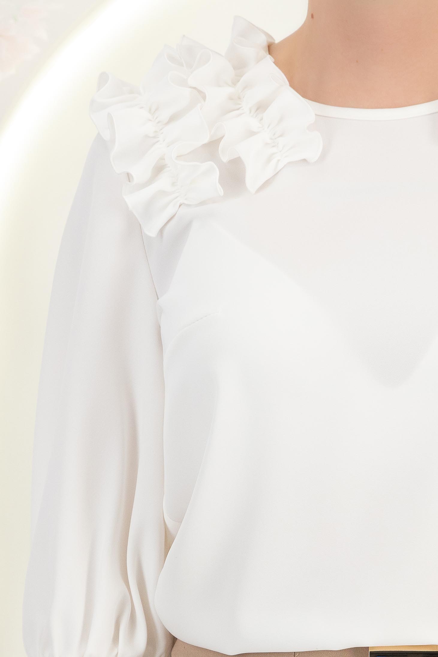 Bluza dama din material fluid ivoire cu croi larg si volanase - StarShinerS 4 - StarShinerS.ro