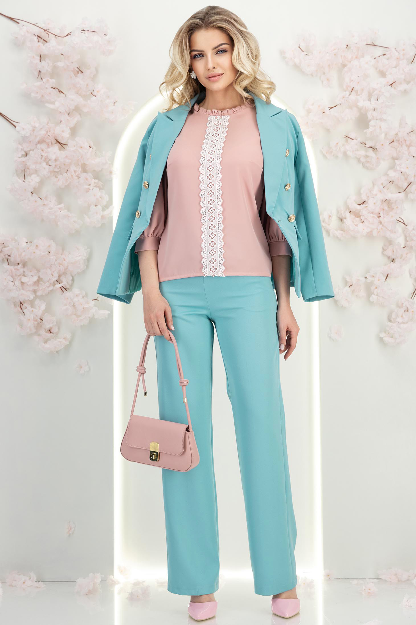 Bluza din material fluid roz pudra cu un croi larg si aplicatii de dantela - StarShinerS 4 - StarShinerS.ro