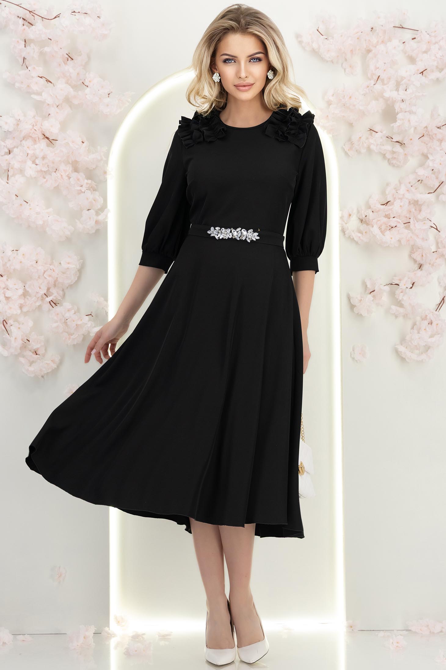 StarShinerS černá šaty zapínání v pase na gumu tekutý materiál přes koleno 3 - StarShinerS.cz