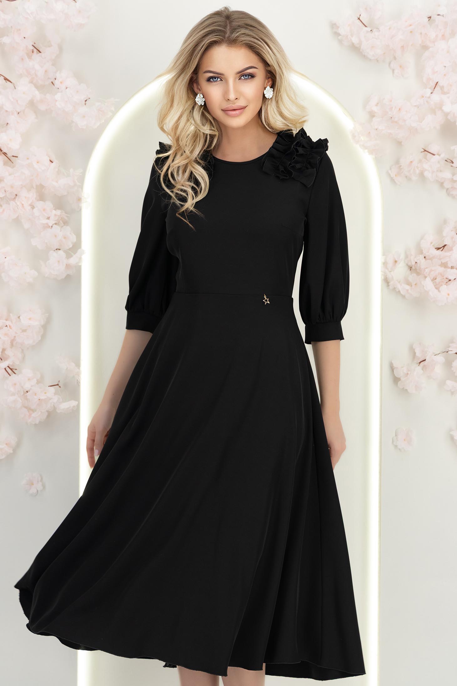 StarShinerS černá šaty tekutý materiál přes koleno zvonový skleník 3 - StarShinerS.cz