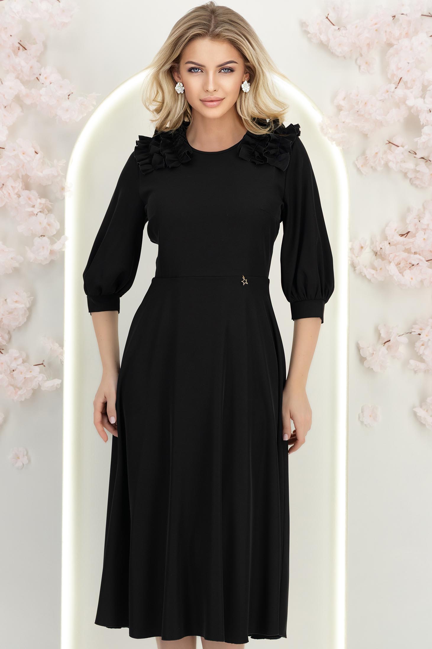 StarShinerS černá šaty tekutý materiál přes koleno zvonový skleník 2 - StarShinerS.cz