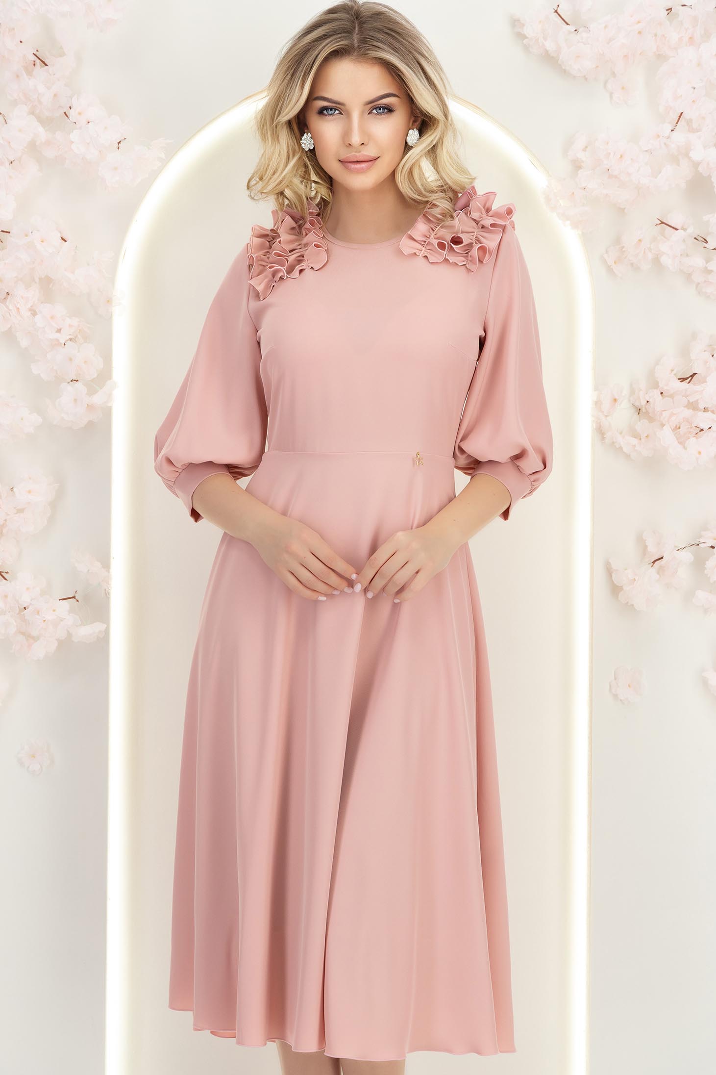 Rochie din material fluid roz pudra midi in clos cu volanase - StarShinerS 2 - StarShinerS.ro