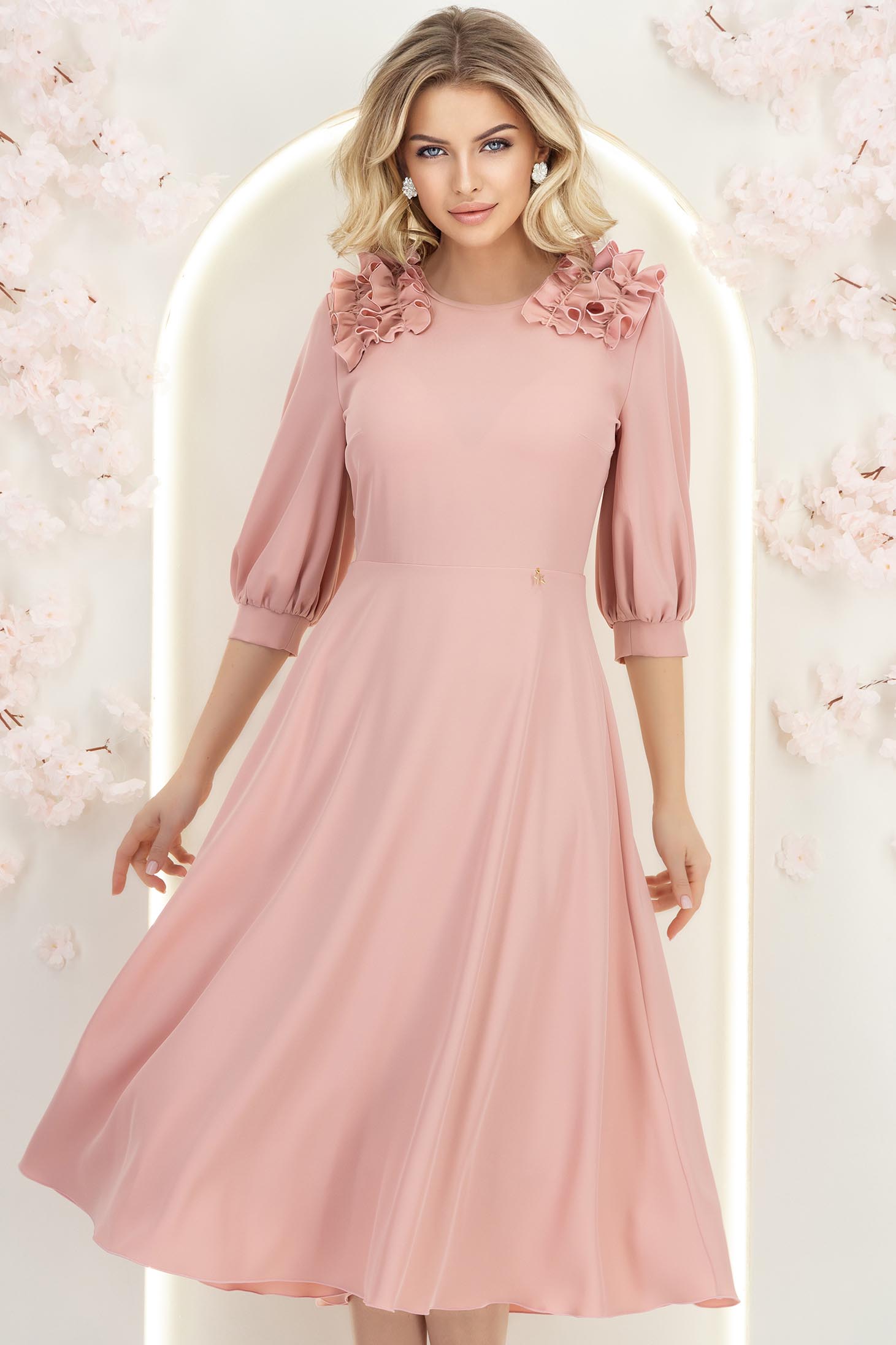 Rochie din material fluid roz pudra midi in clos cu volanase - StarShinerS 4 - StarShinerS.ro