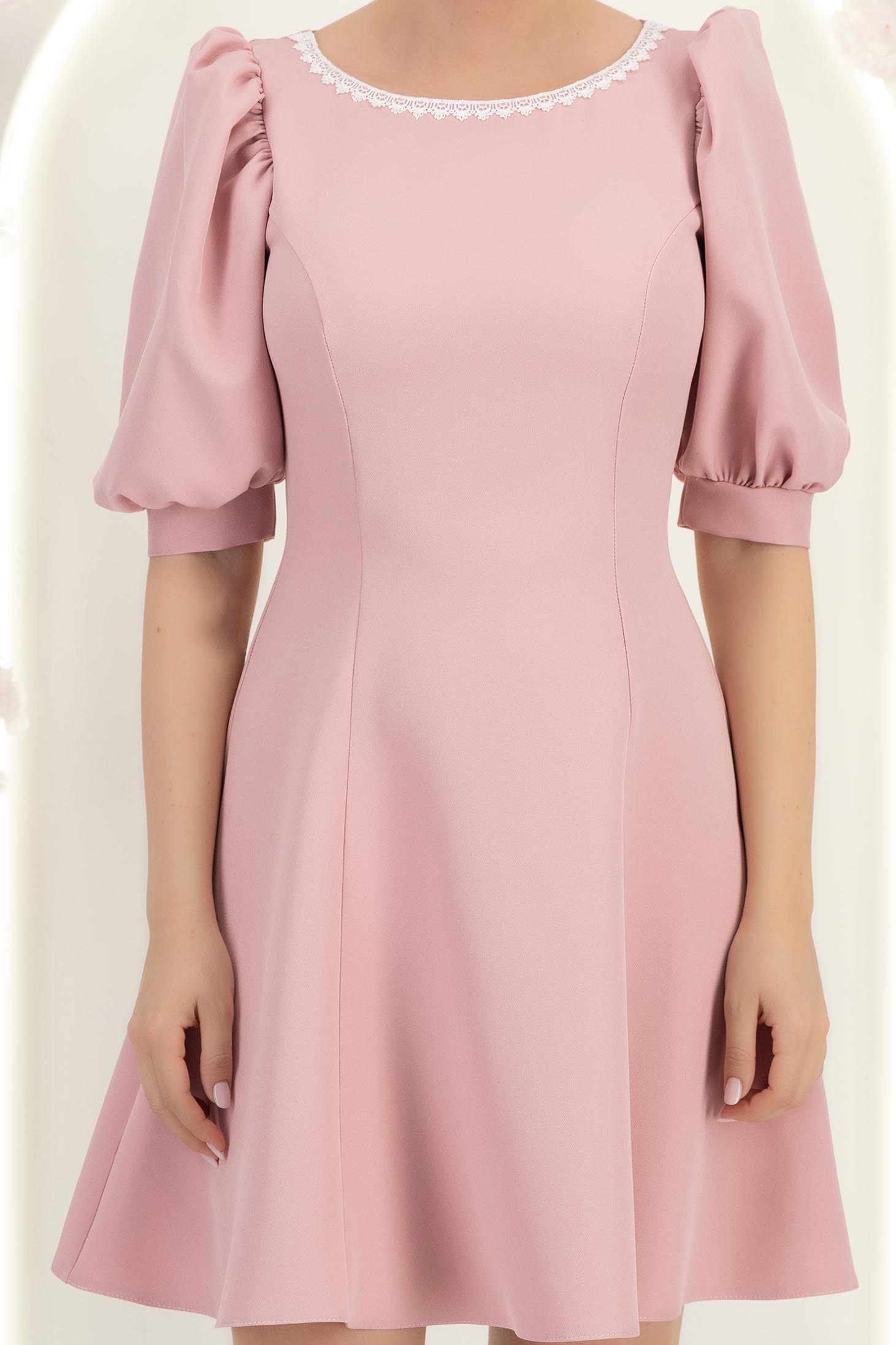 Rochie din stofa elastica roz pudra scurta in clos cu maneci bufante si dantela - StarShinerS 6 - StarShinerS.ro