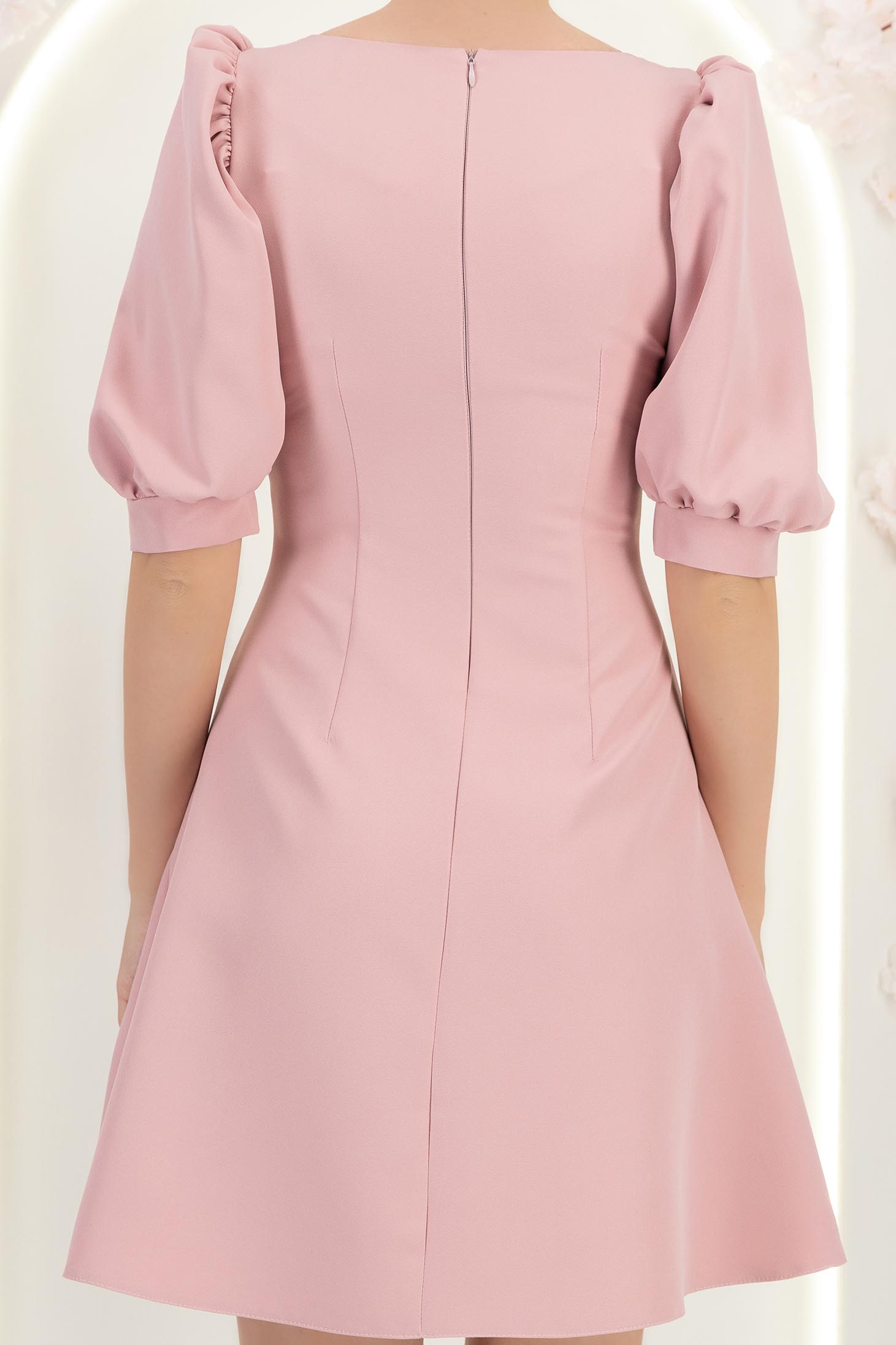 Rochie din stofa elastica roz pudra scurta in clos cu maneci bufante si dantela - StarShinerS 7 - StarShinerS.ro