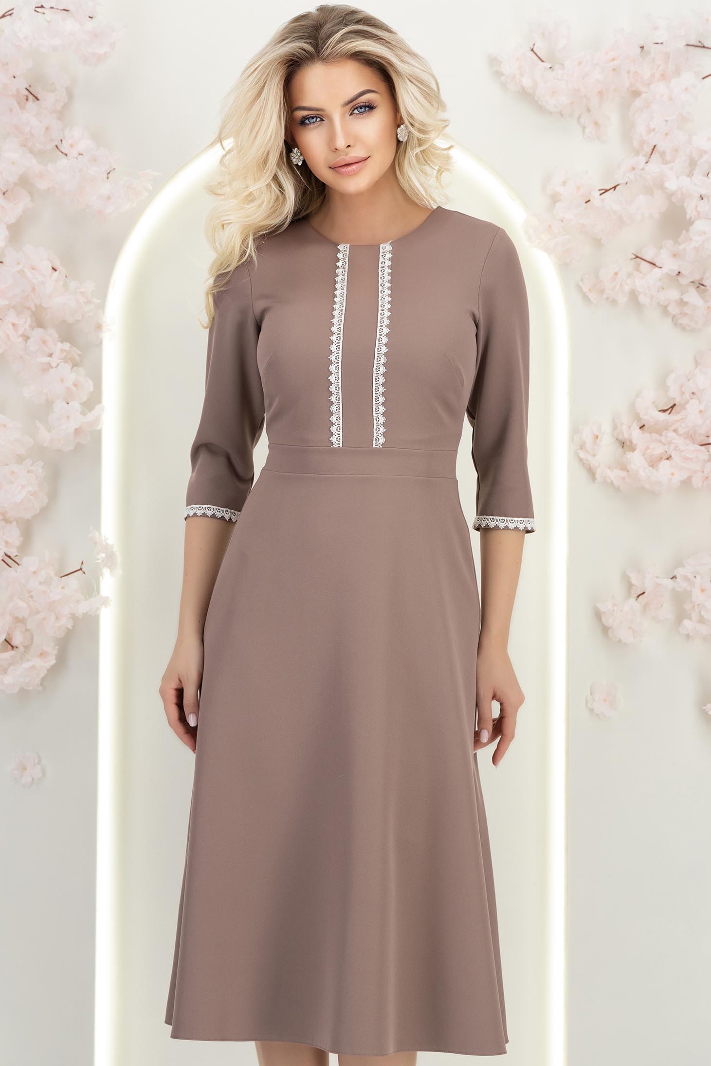 StarShinerS.ro Rochie din stofa mocha midi in clos cu insertii de dantela- StarShinerS