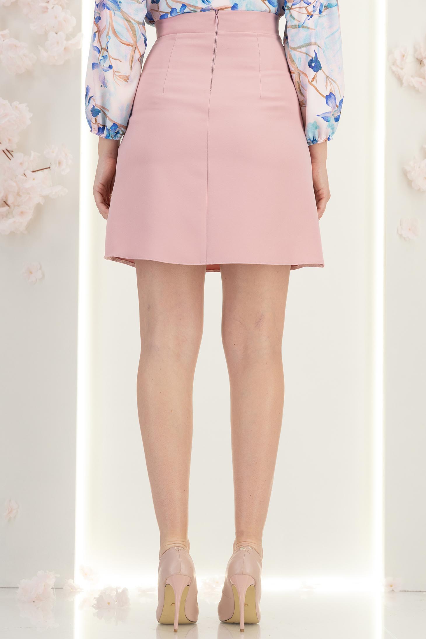 Fusta din stofa roz pudra scurta cu un croi in A si nasturi aurii decorativi - StarShinerS 6 - StarShinerS.ro