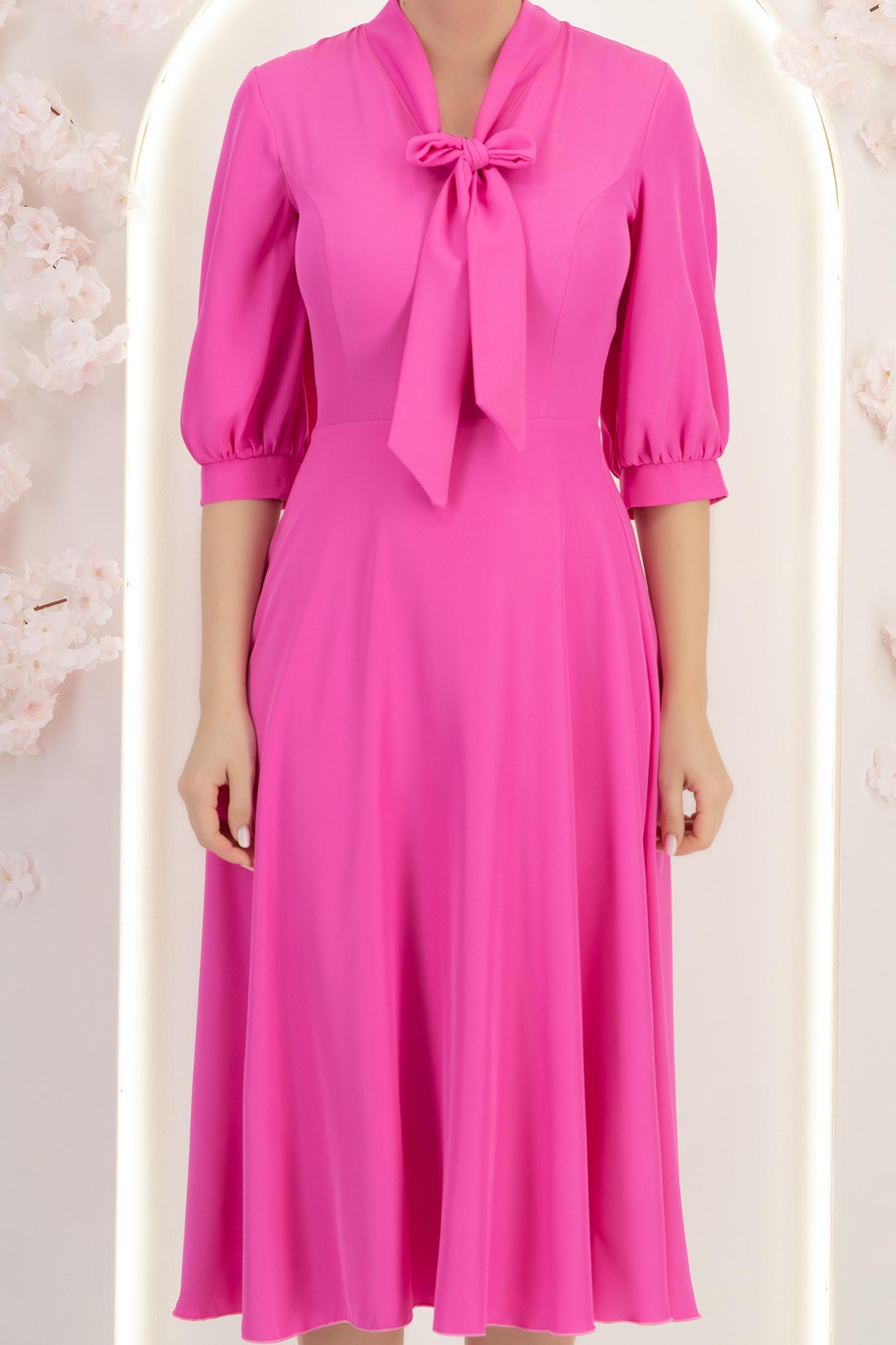 Rochie georgette fuchsia midi in clos cu guler tip esarfa - StarShinerS 5 - StarShinerS.ro