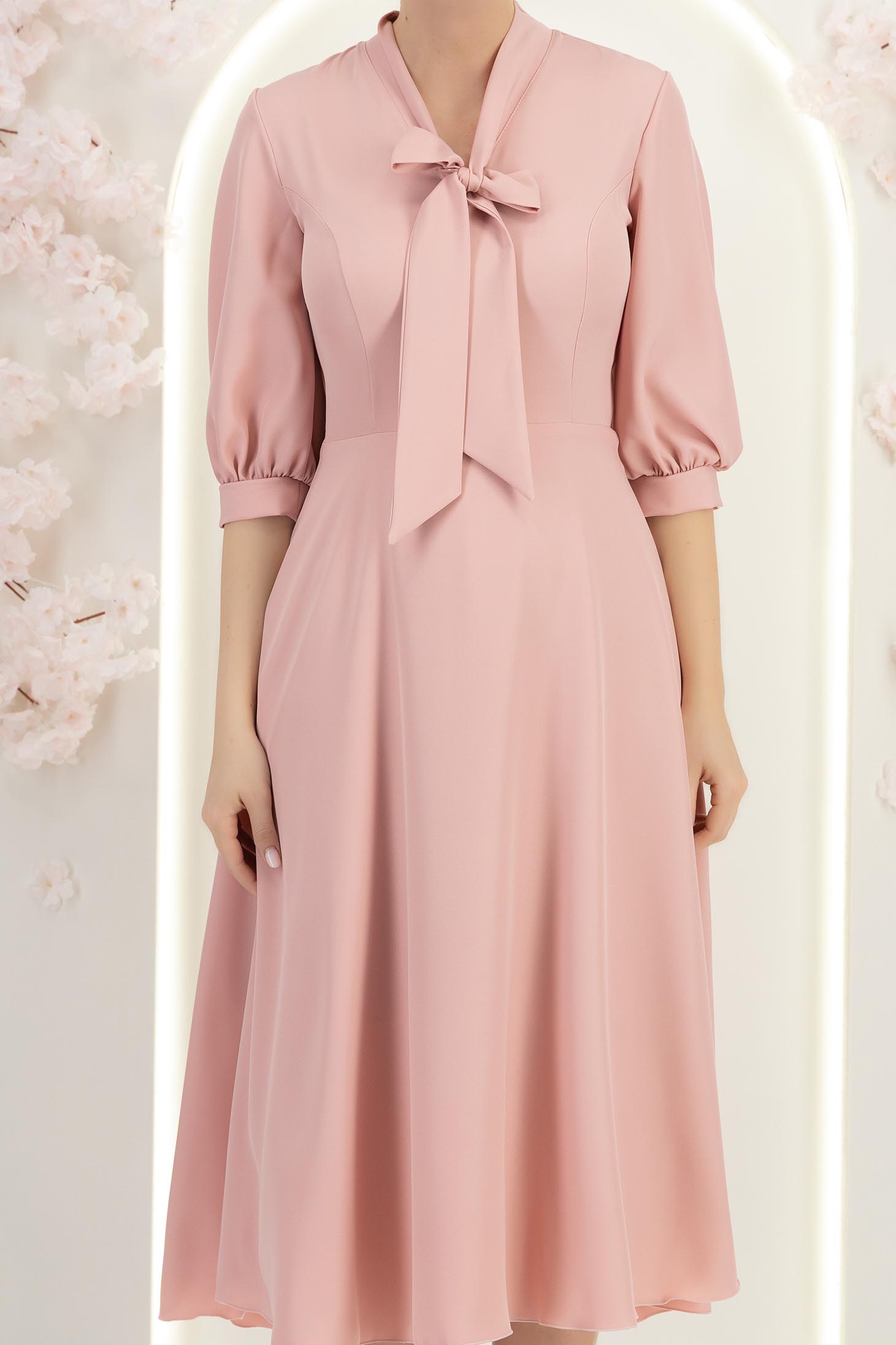 Rochie din material fluid roz pudra midi in clos cu guler tip esarfa - StarShinerS 6 - StarShinerS.ro