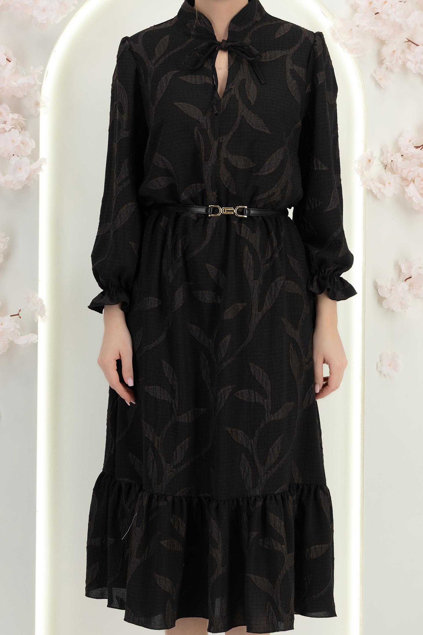 Fekete viszkóz ruha, midi hosszúságú, bő szabású, gumis derékrésszel és fodros ujjakkal - StarShinerS 5 - StarShinerS.hu