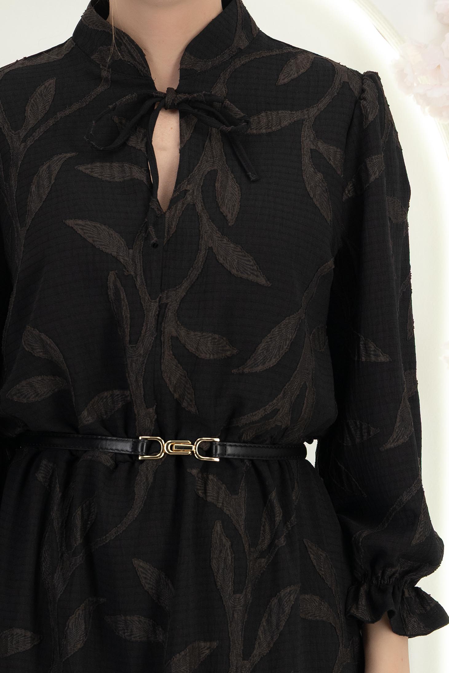 Fekete viszkóz ruha, midi hosszúságú, bő szabású, gumis derékrésszel és fodros ujjakkal - StarShinerS 4 - StarShinerS.hu