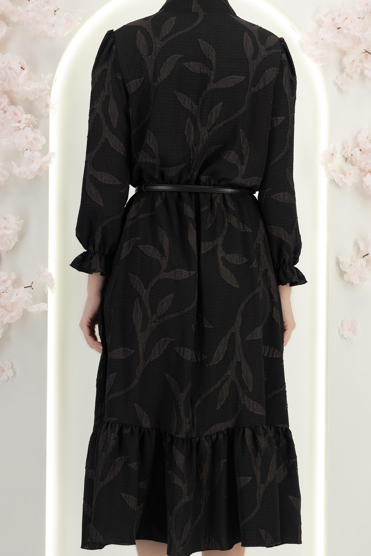 Fekete viszkóz ruha, midi hosszúságú, bő szabású, gumis derékrésszel és fodros ujjakkal - StarShinerS 6 - StarShinerS.hu