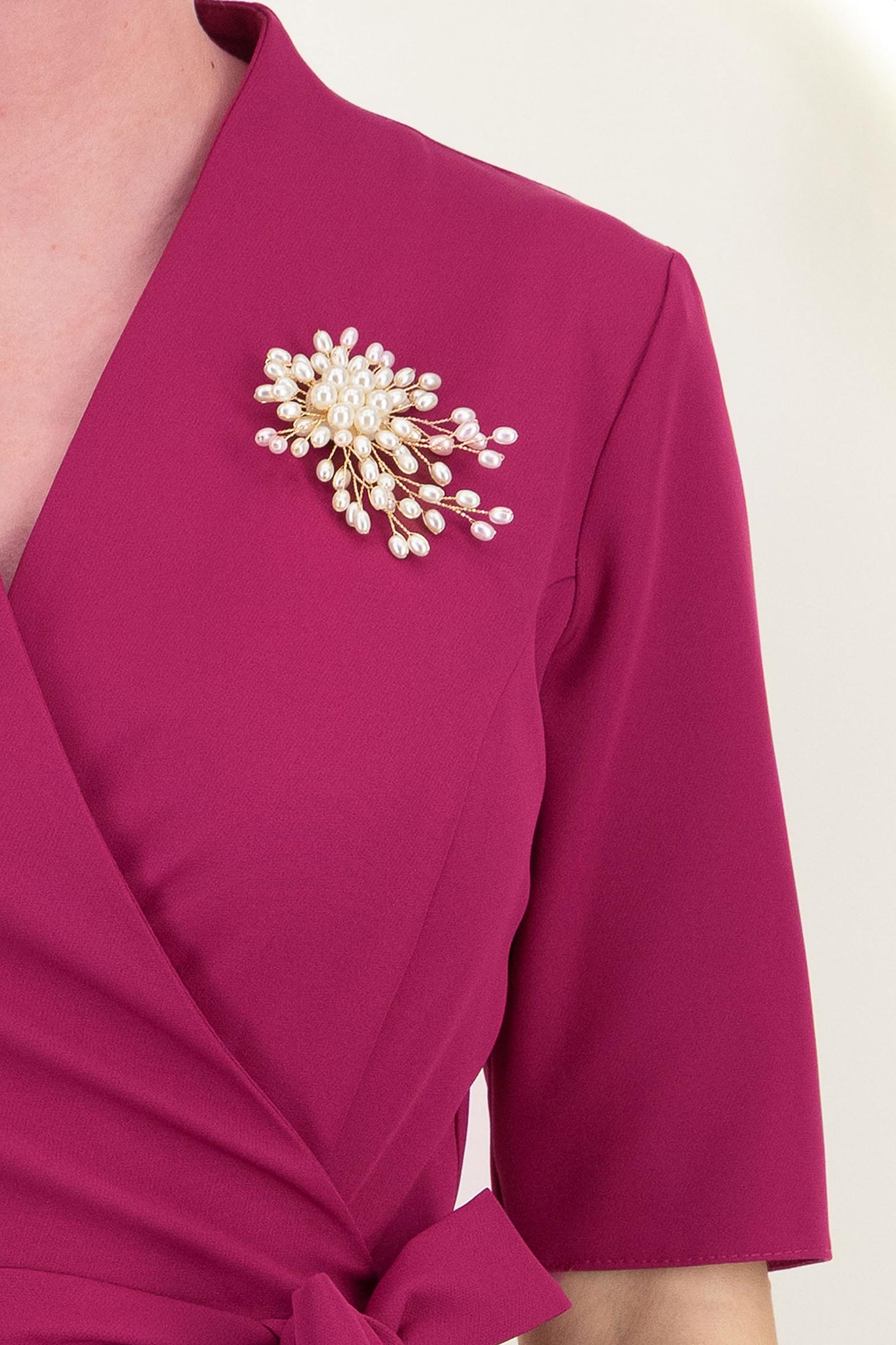 Rochie din stofa zmeura midi in clos cu brosa detasabila - StarShinerS 5 - StarShinerS.ro