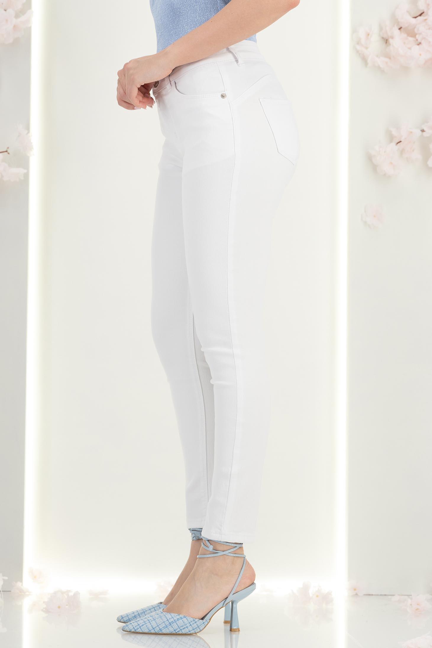 Blugi albi lungi skinny cu buzunare laterale si efect Push Up 3 - StarShinerS.ro