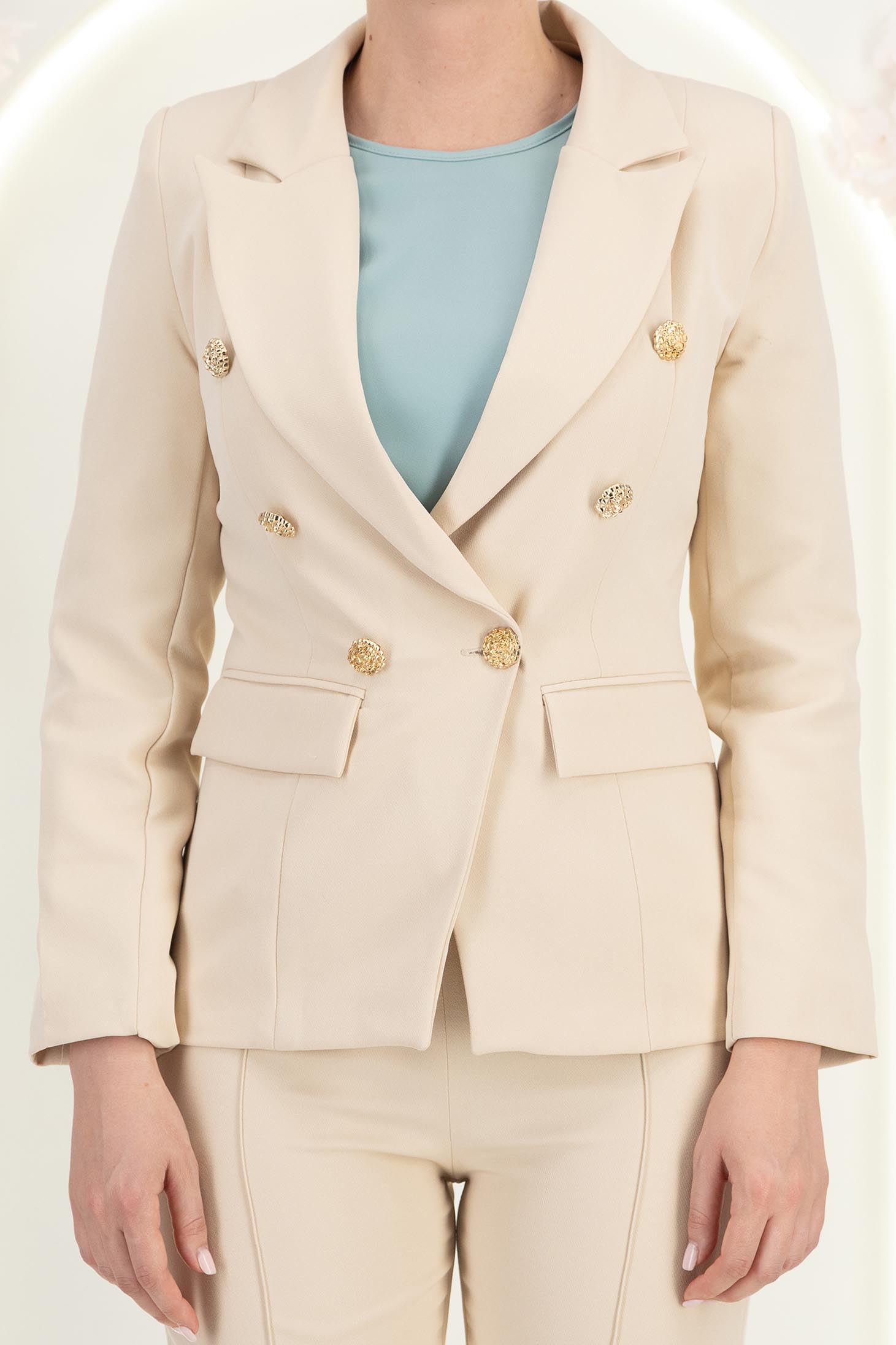 Sacou din stofa crem cu un croi cambrat si nasturi decorativi aurii- StarShinerS 5 - StarShinerS.ro