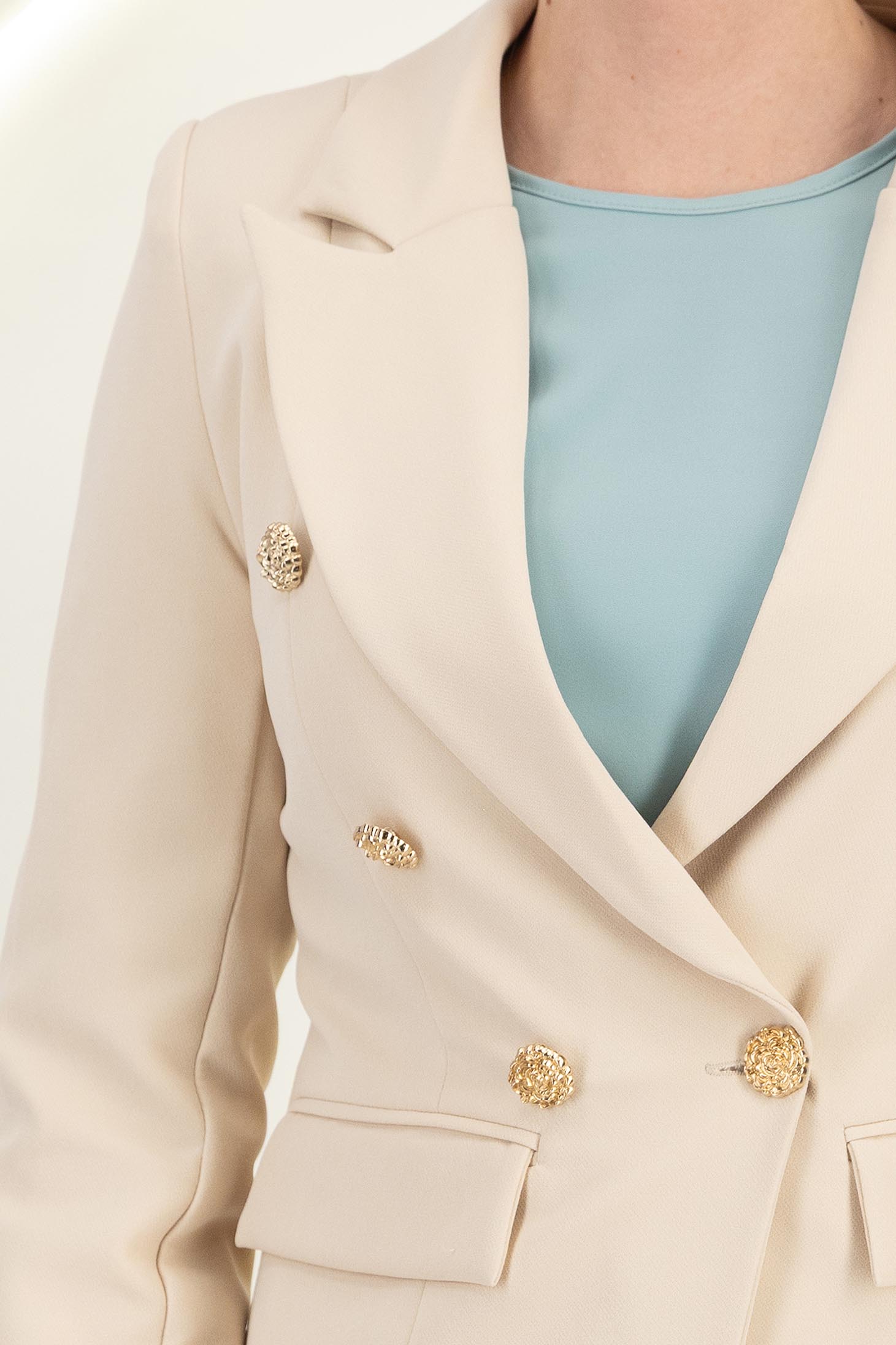 Sacou din stofa crem cu un croi cambrat si nasturi decorativi aurii- StarShinerS 4 - StarShinerS.ro