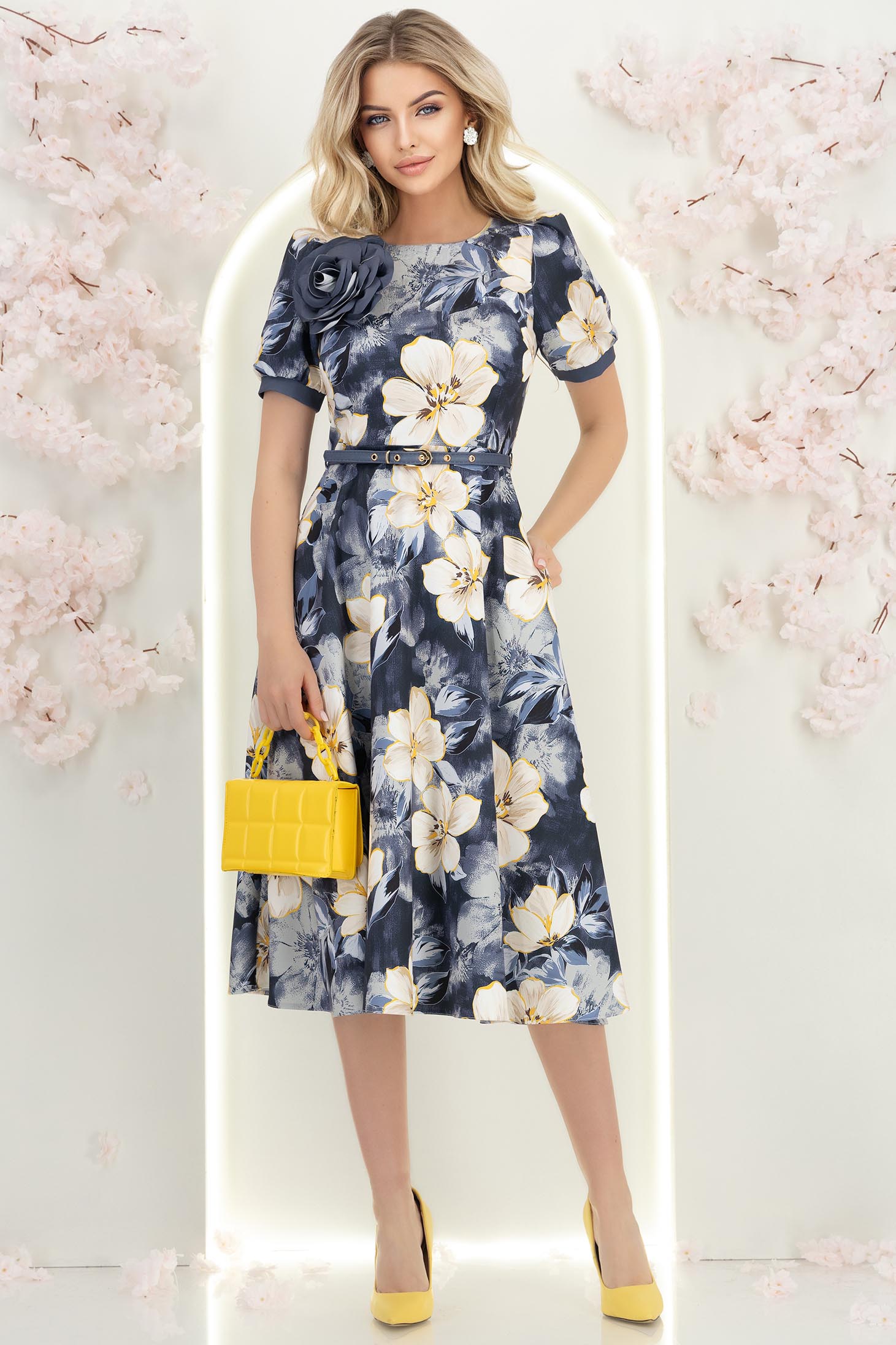 Rochie din stofa gri midi in clos cu accesoriu tip curea si brosa florala - StarShinerS 4 - StarShinerS.ro