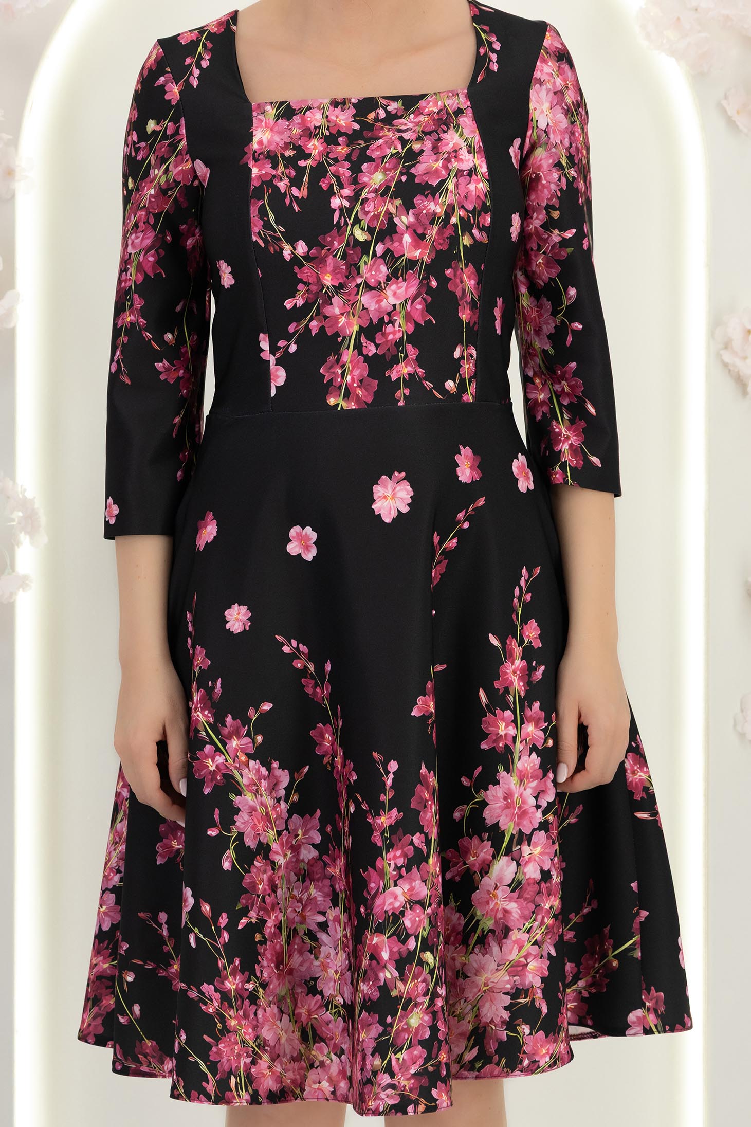 Rochie neagra până la genunchi in clos cu imprimeu floral- StarShinerS 6 - StarShinerS.ro