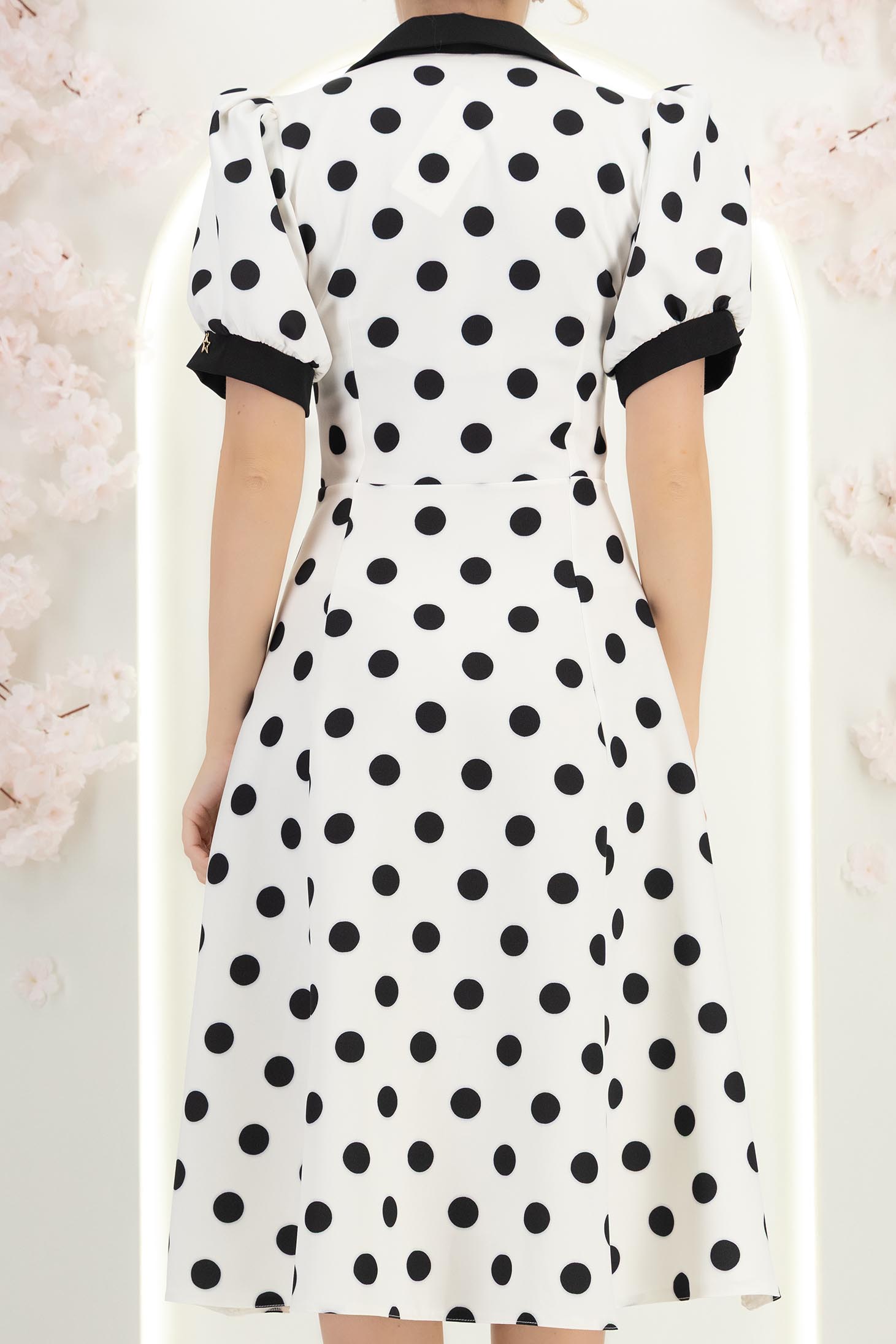 Rochie din stofa alba cu buline midi in clos cu nasturi aurii decorativi - StarShinerS 7 - StarShinerS.ro