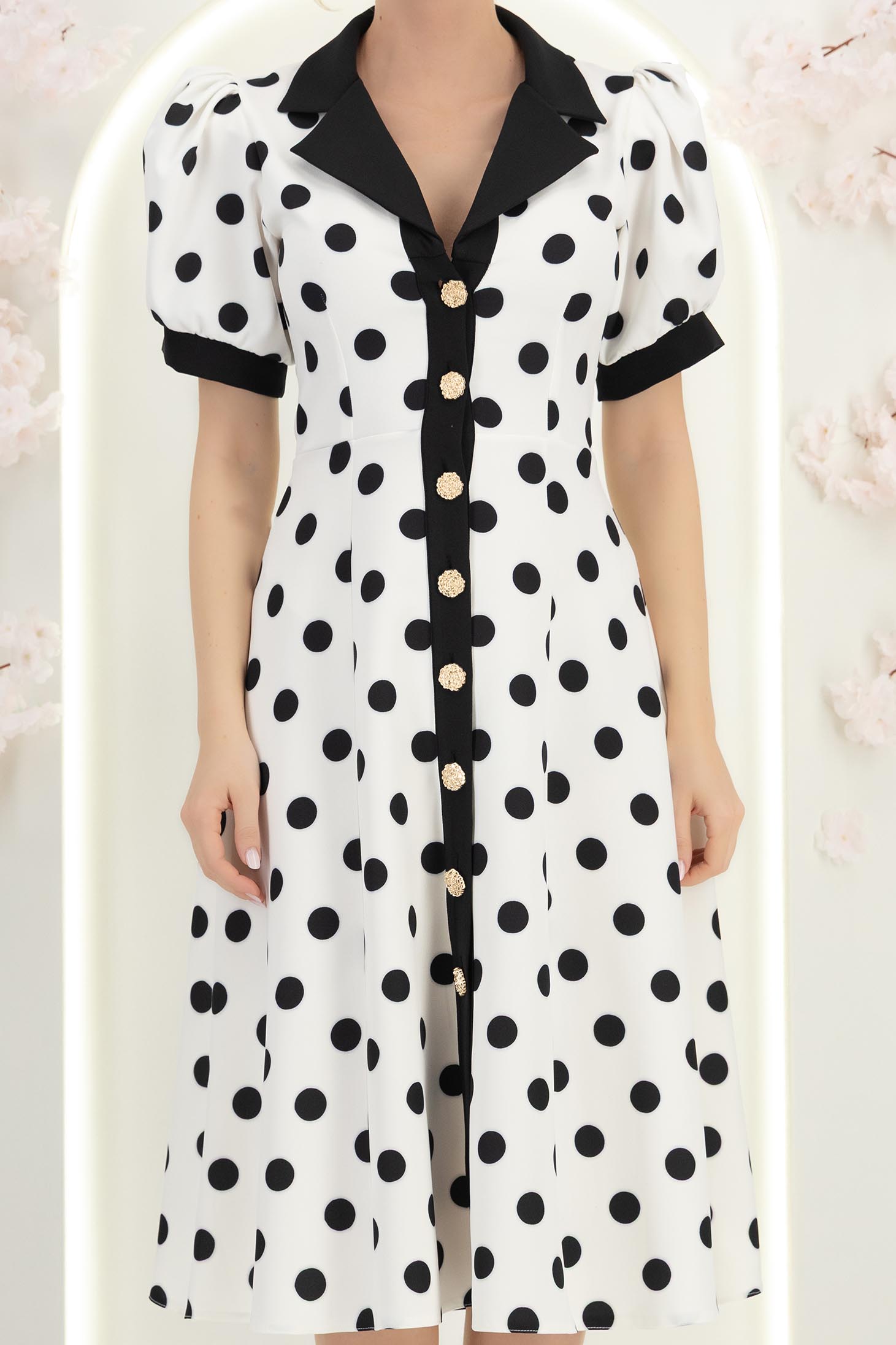 Rochie din stofa alba cu buline midi in clos cu nasturi aurii decorativi - StarShinerS 6 - StarShinerS.ro