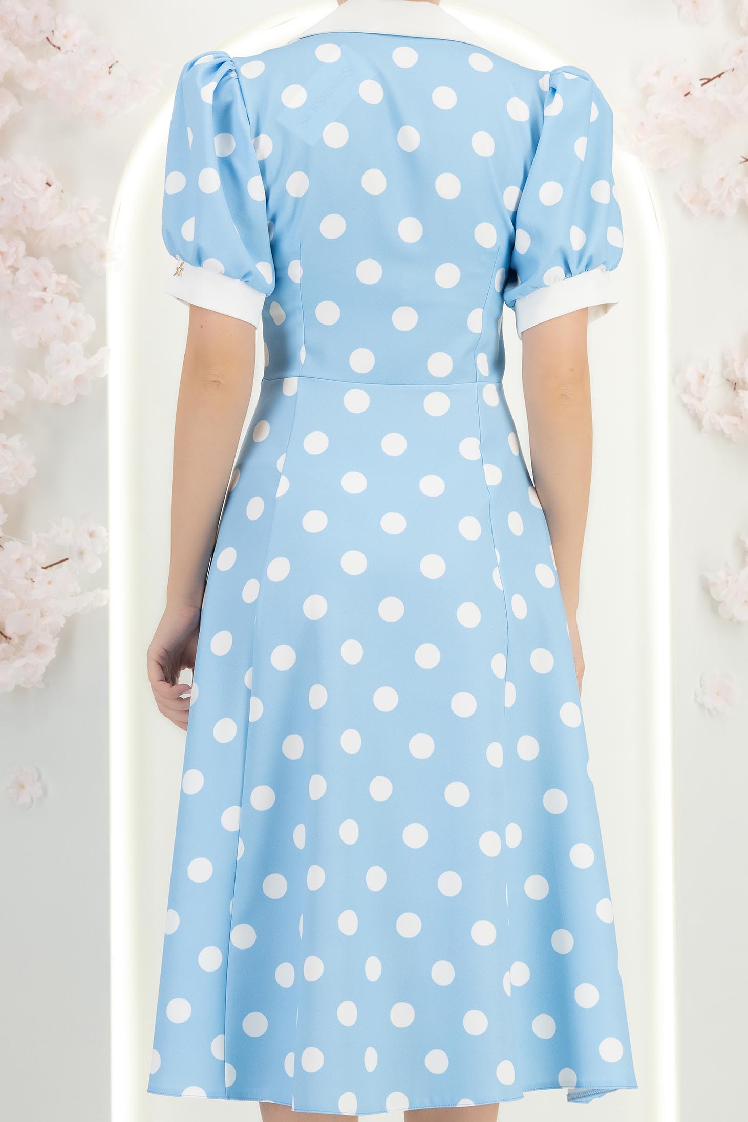 Rochie din stofa albastru-deschis cu buline midi in clos cu nasturi aurii decorativi - StarShinerS 7 - StarShinerS.ro