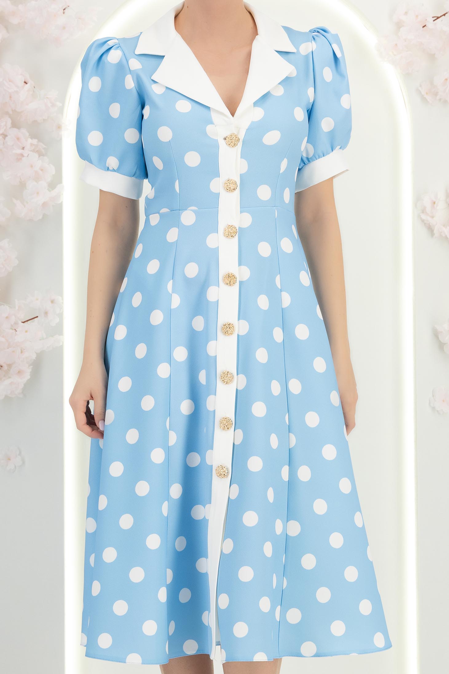 Rochie din stofa albastru-deschis cu buline midi in clos cu nasturi aurii decorativi - StarShinerS 6 - StarShinerS.ro