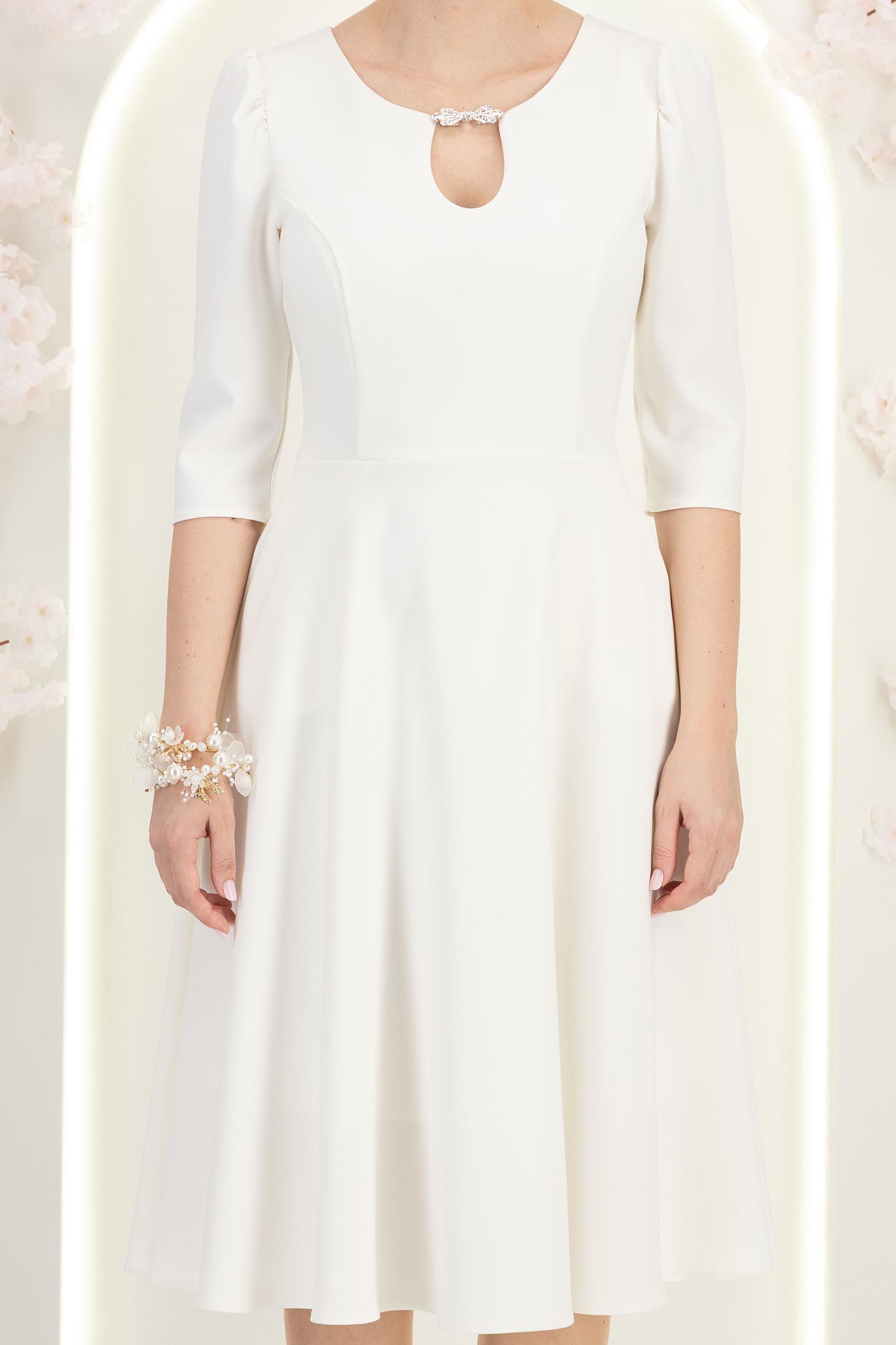 Rochie din stofa premium ivoire midi in clos cu accesoriu argintiu  - StarShinerS 3 - StarShinerS.ro