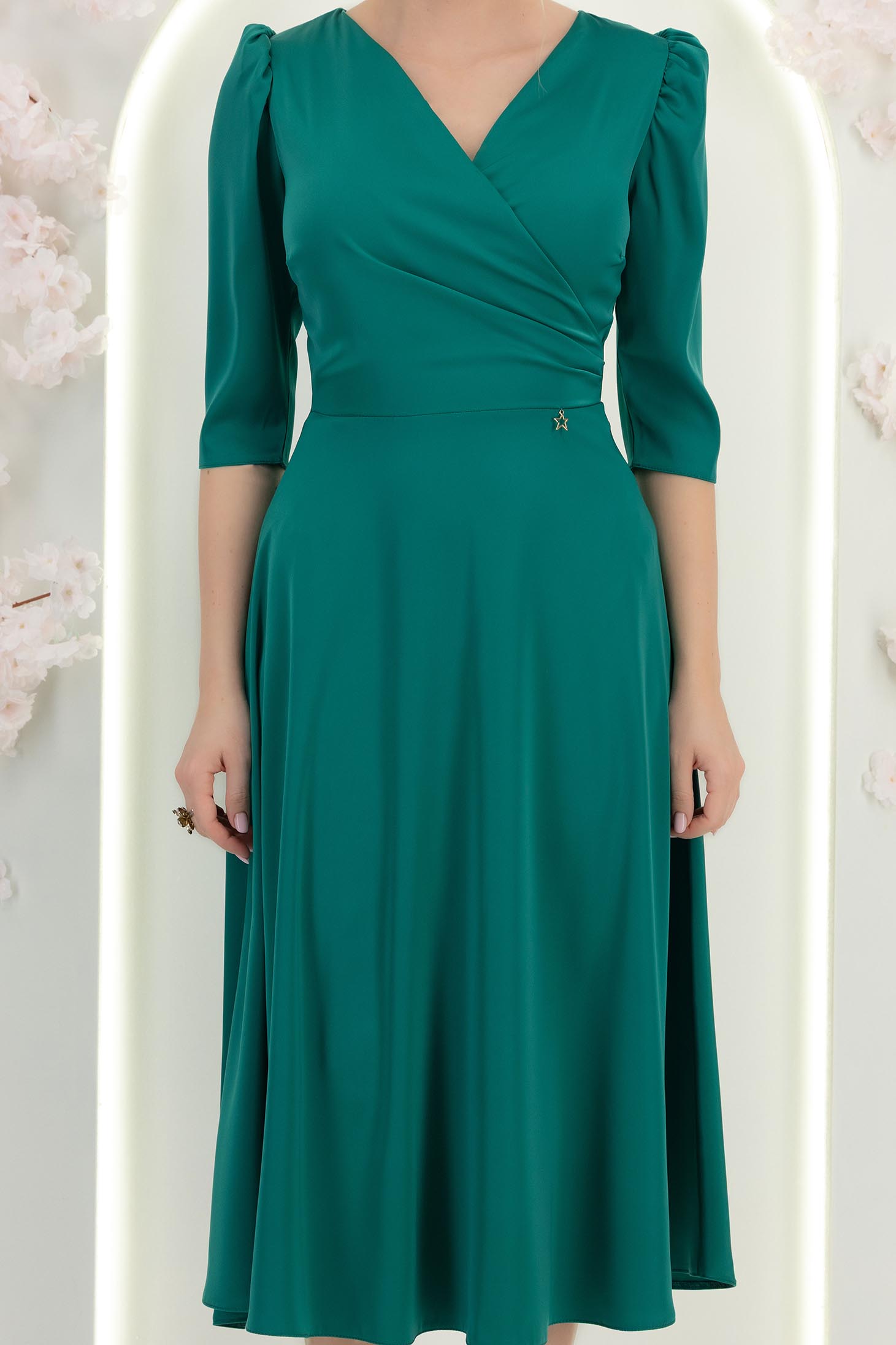 Rochie din material satinat mat verde midi in clos cu umeri bufanti- StarShinerS 6 - StarShinerS.ro
