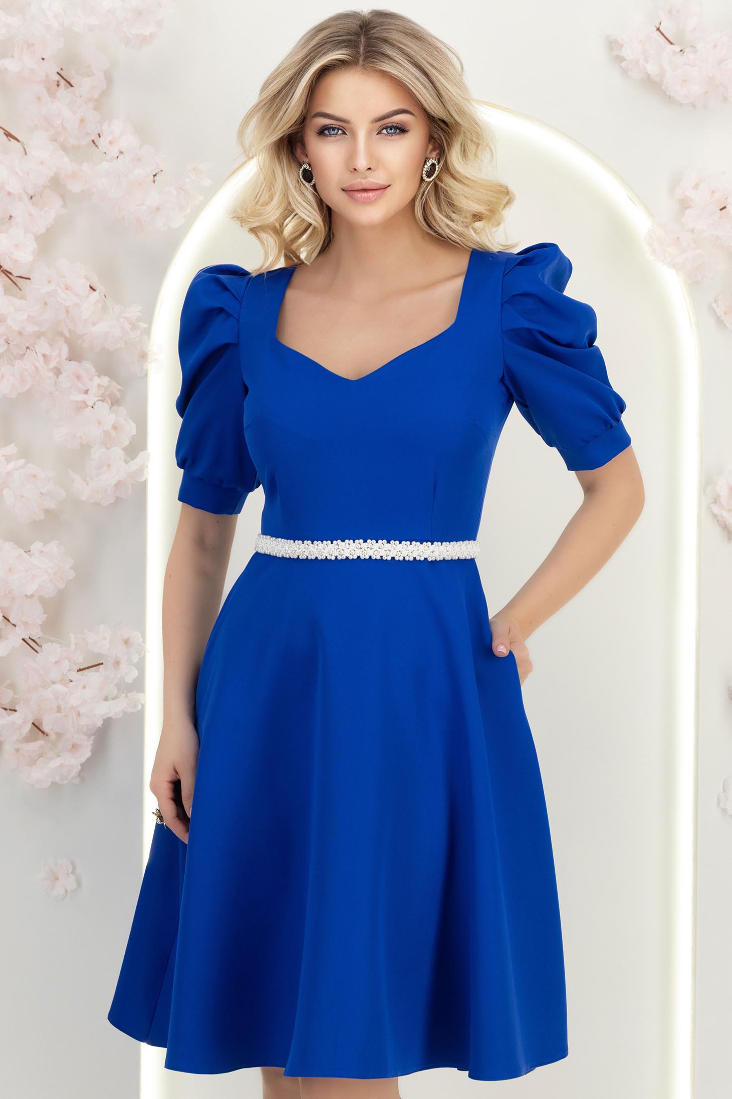 Rochie albastra până la genunchi in clos accesorizata cu cordon cu perle detasabil- StarShinerS 2 - StarShinerS.ro