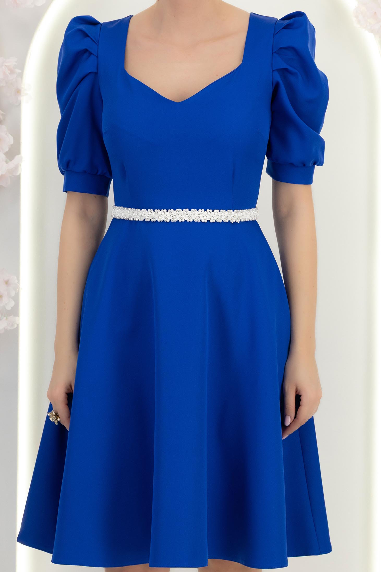 Rochie albastra până la genunchi in clos accesorizata cu cordon cu perle detasabil- StarShinerS 7 - StarShinerS.ro